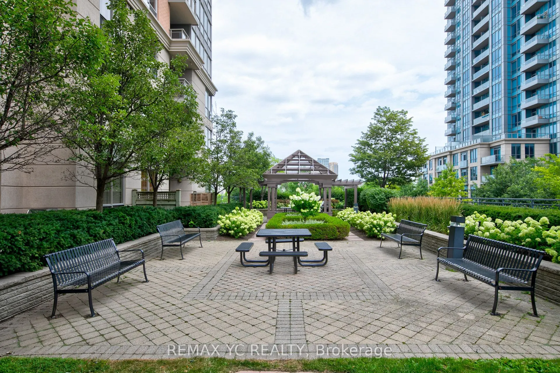 5229 Dundas Street W, #1604