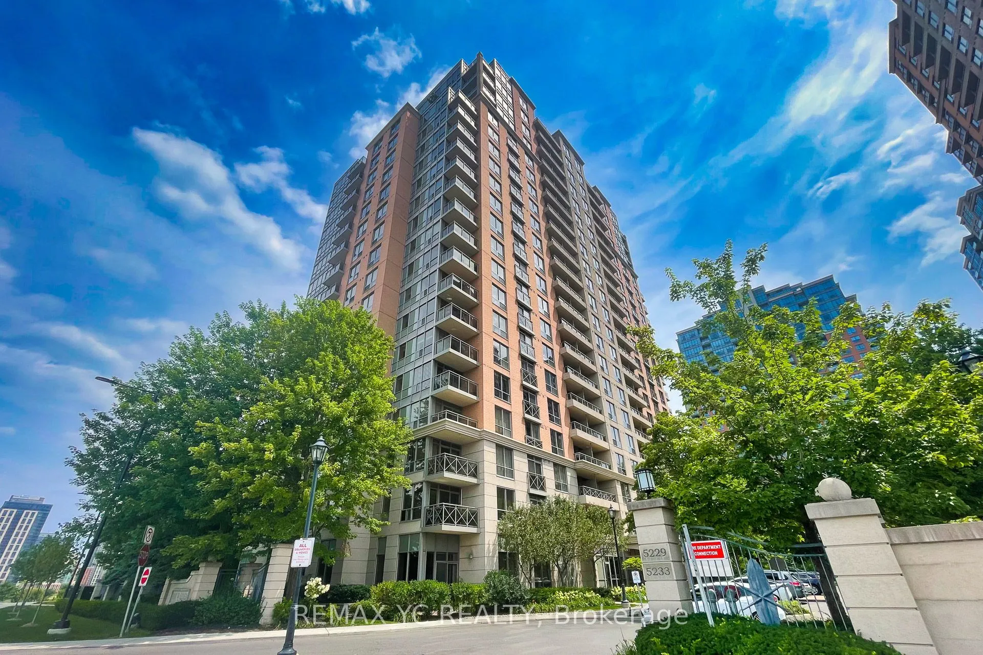 5229 Dundas Street W, #1604