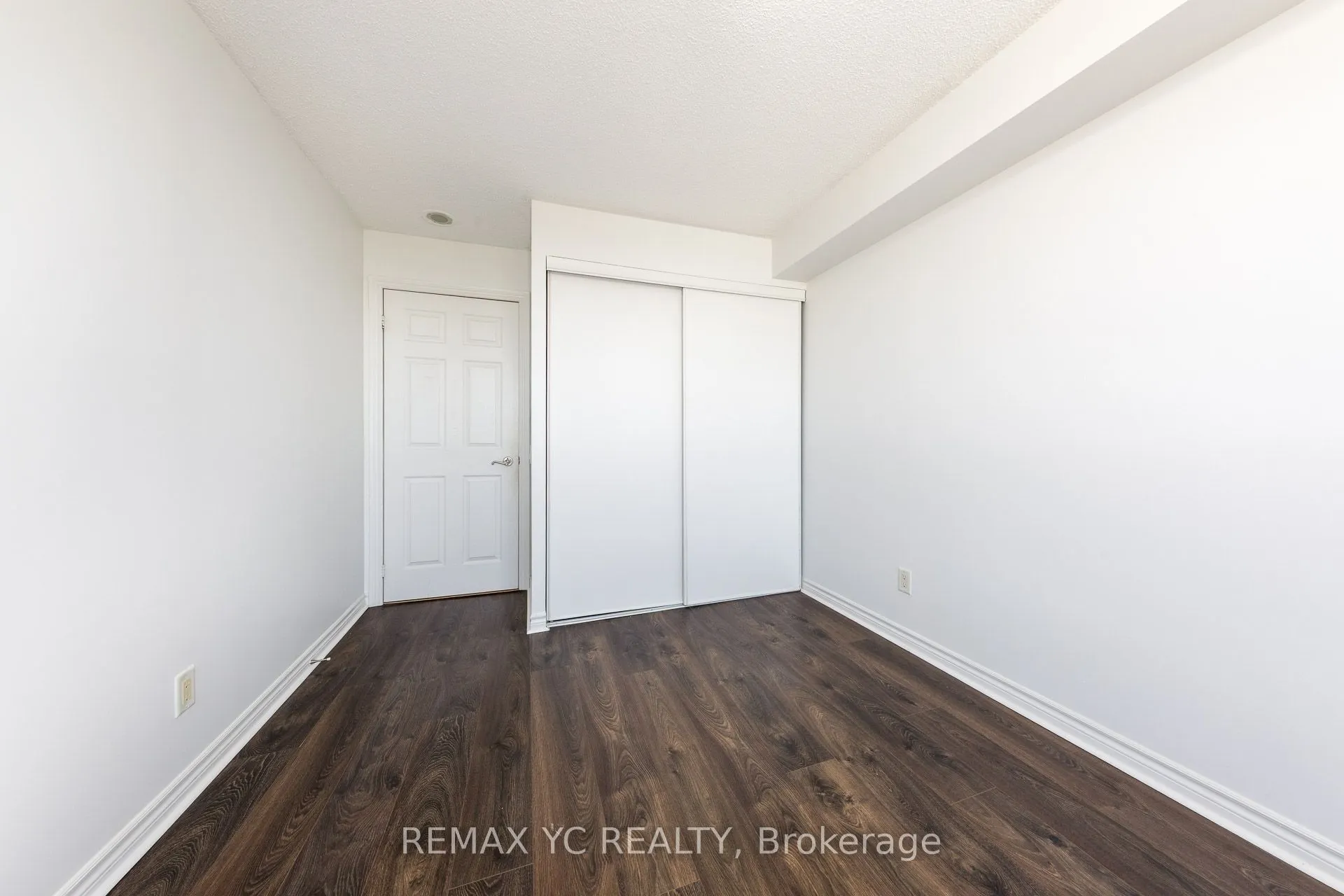 5229 Dundas Street W, #1604