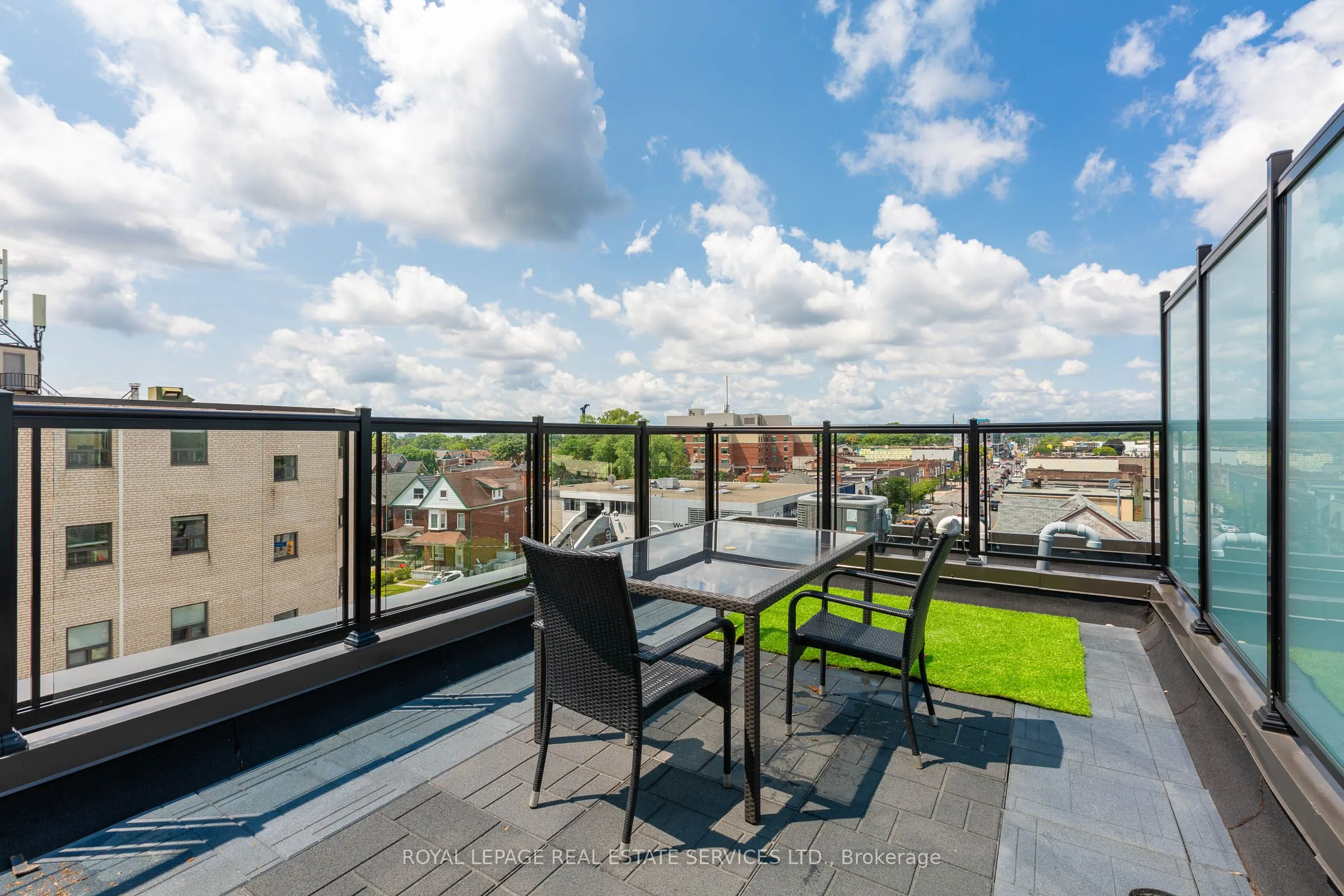 3258 Dundas Street W