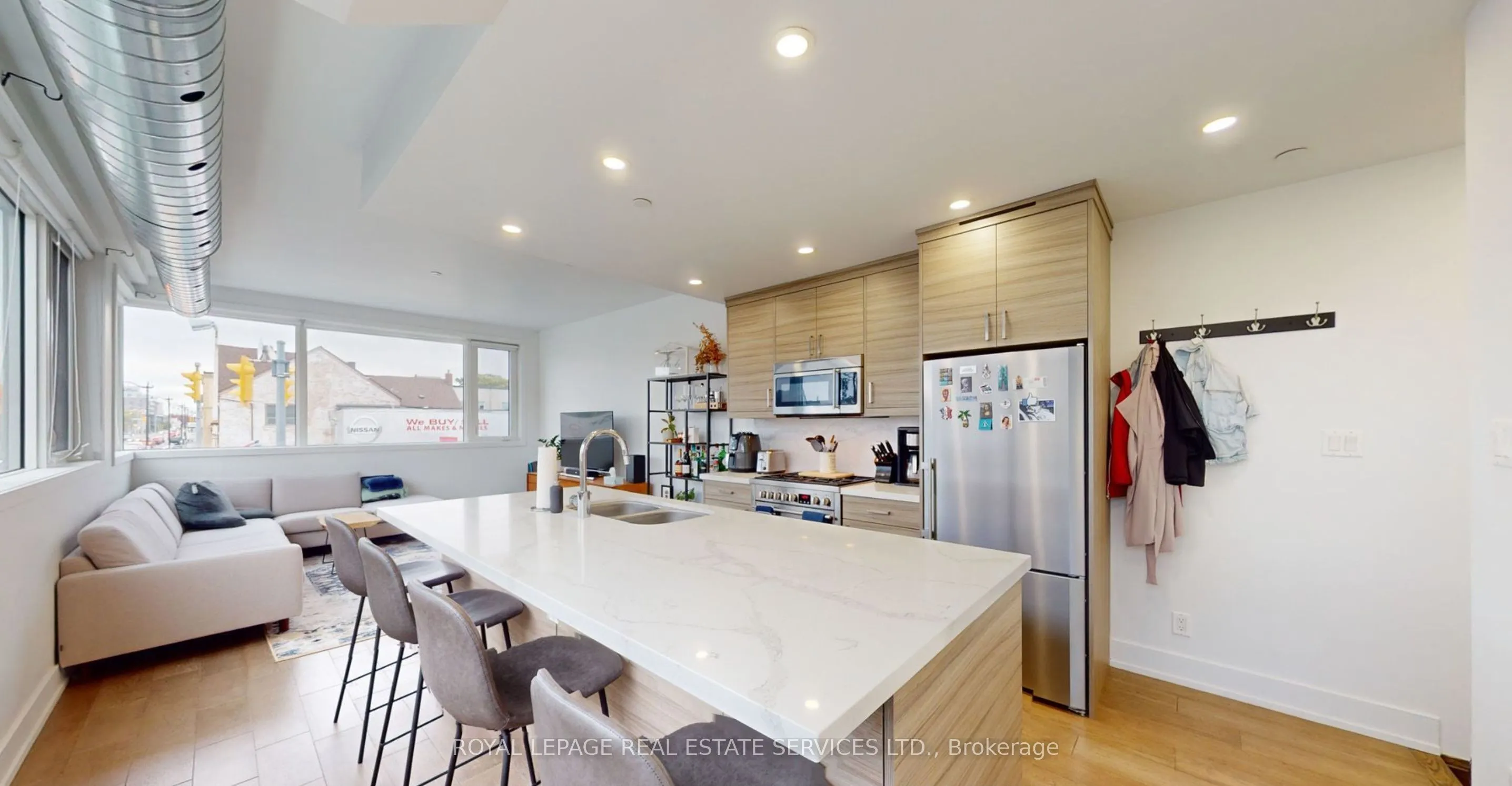 3258 Dundas Street W