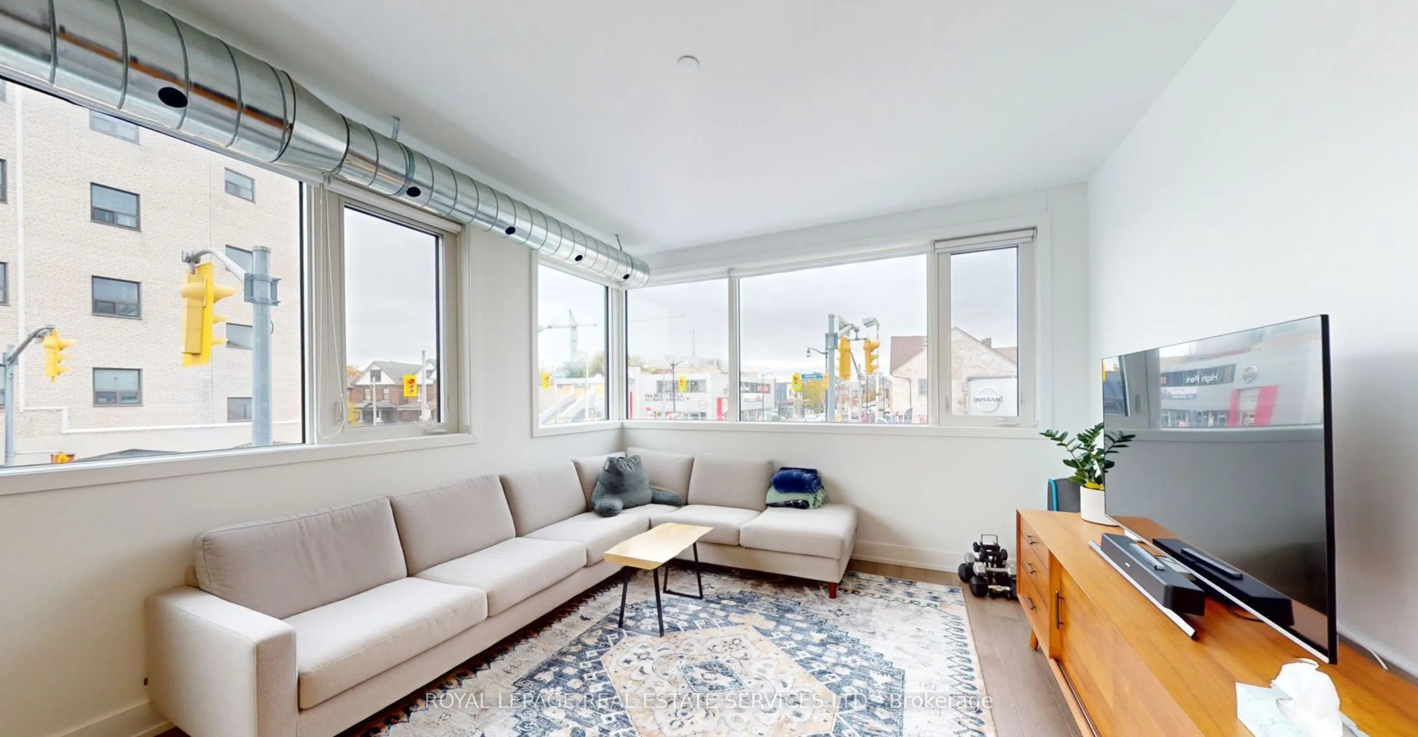 3258 Dundas Street W