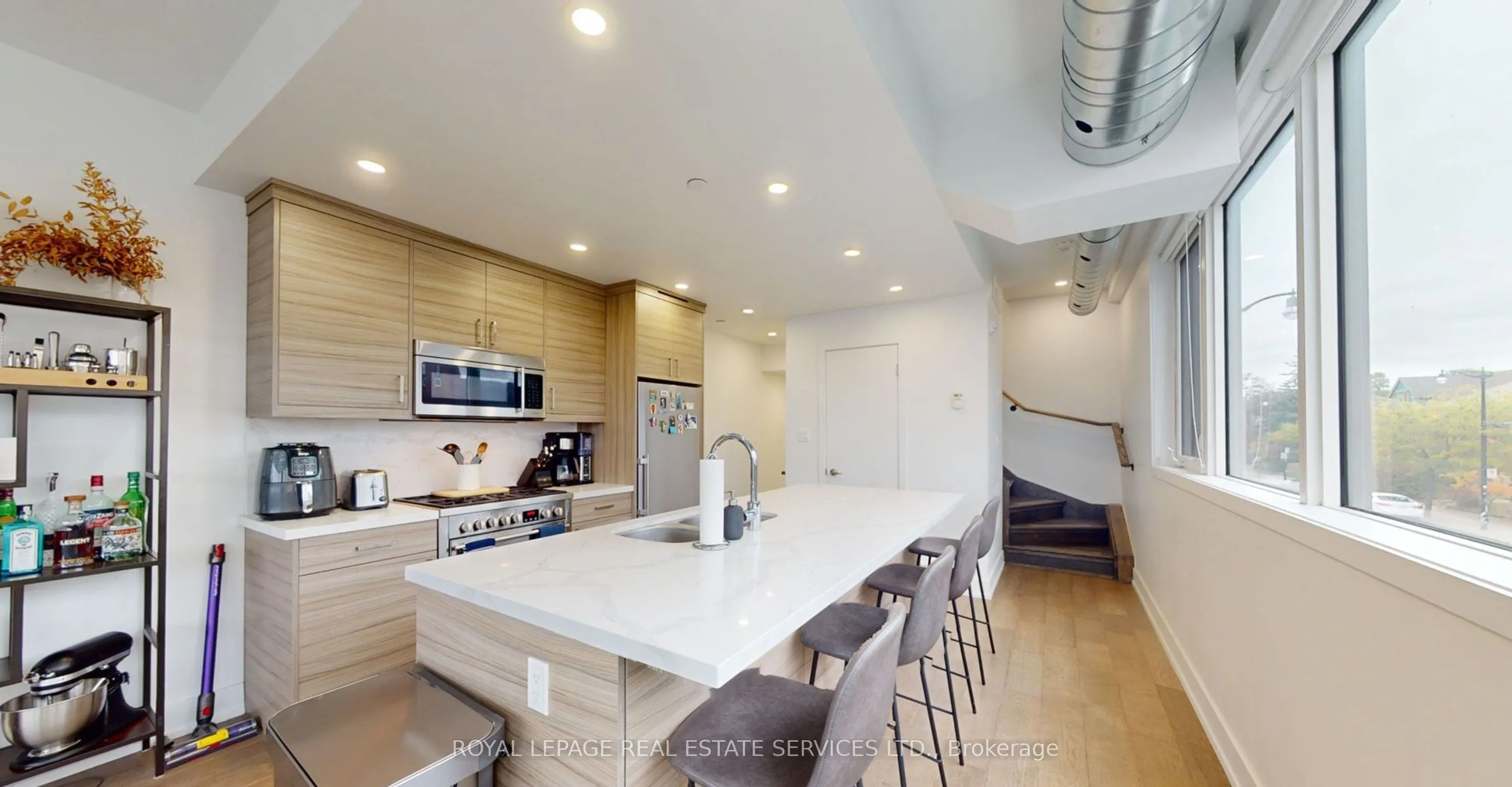 3258 Dundas Street W