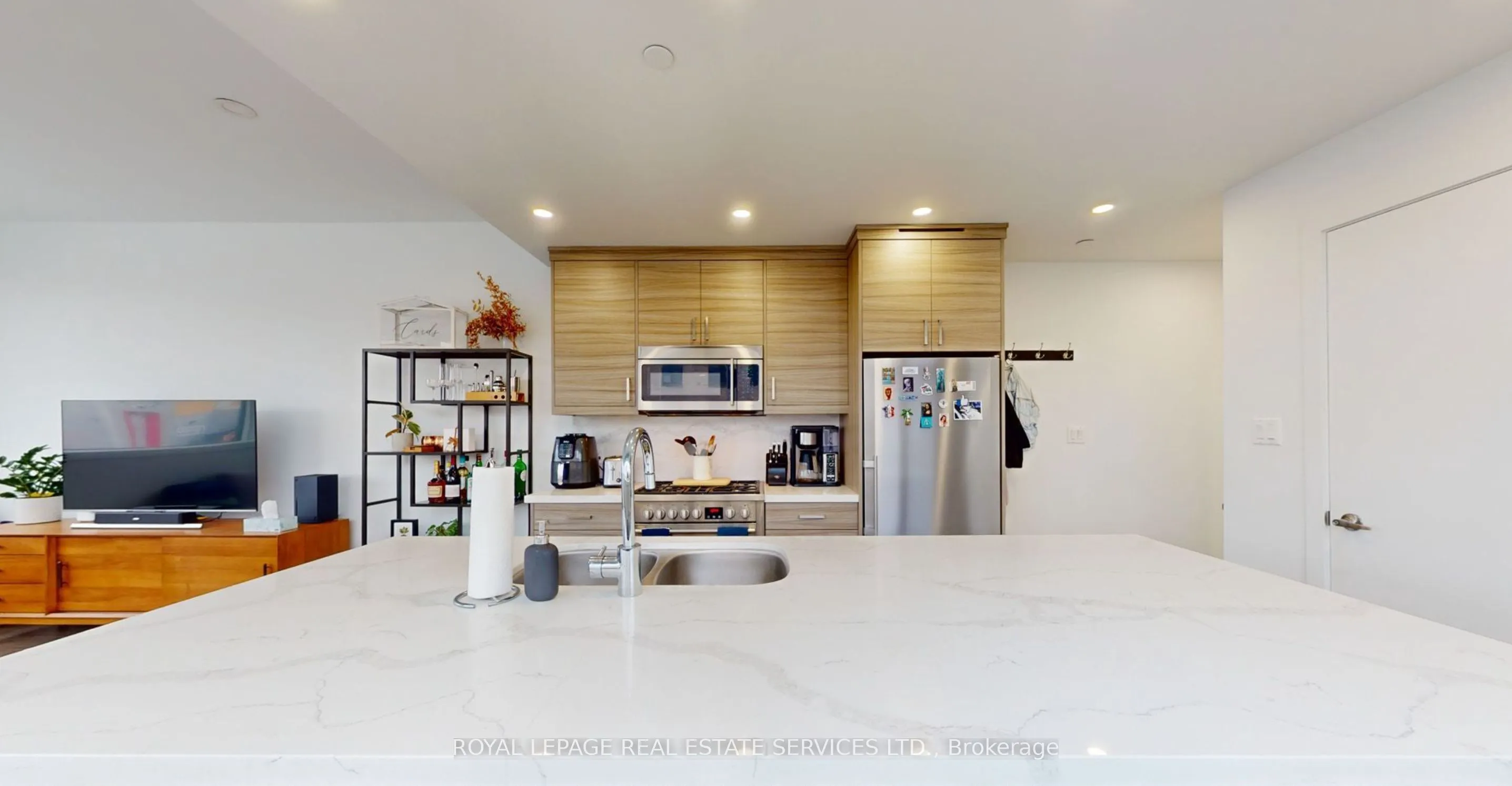 3258 Dundas Street W