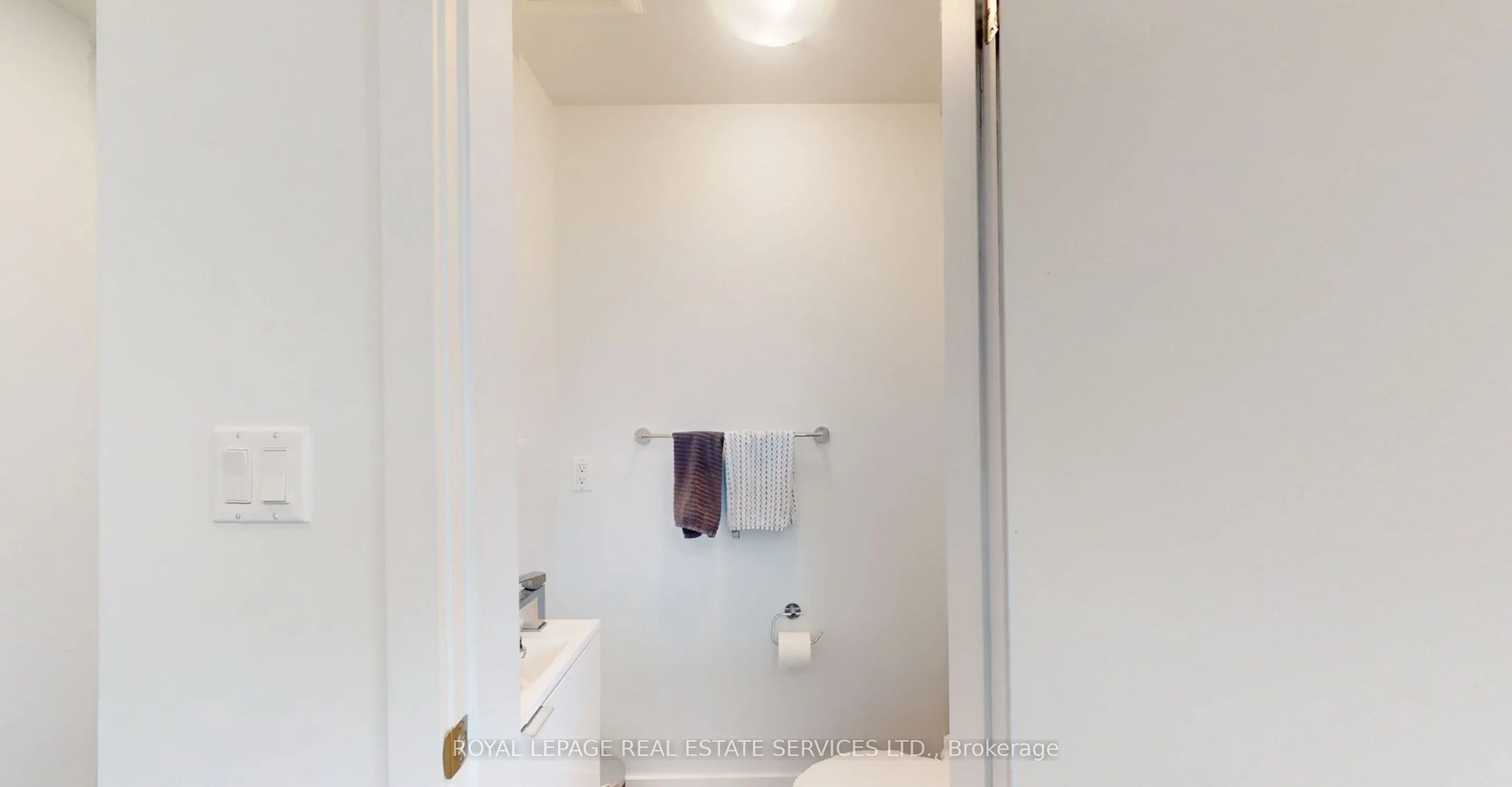3258 Dundas Street W
