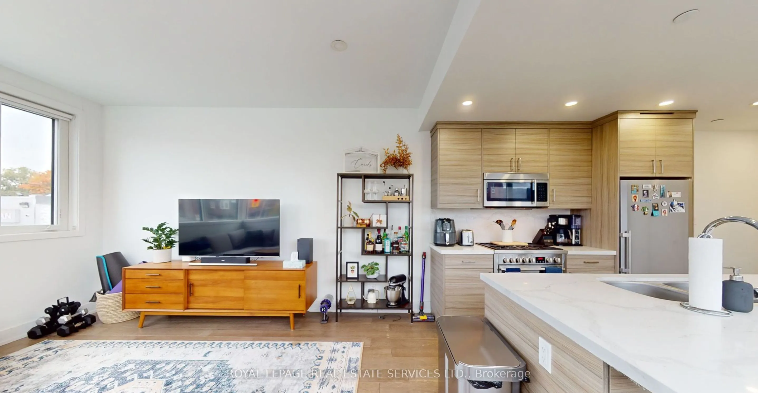 3258 Dundas Street W