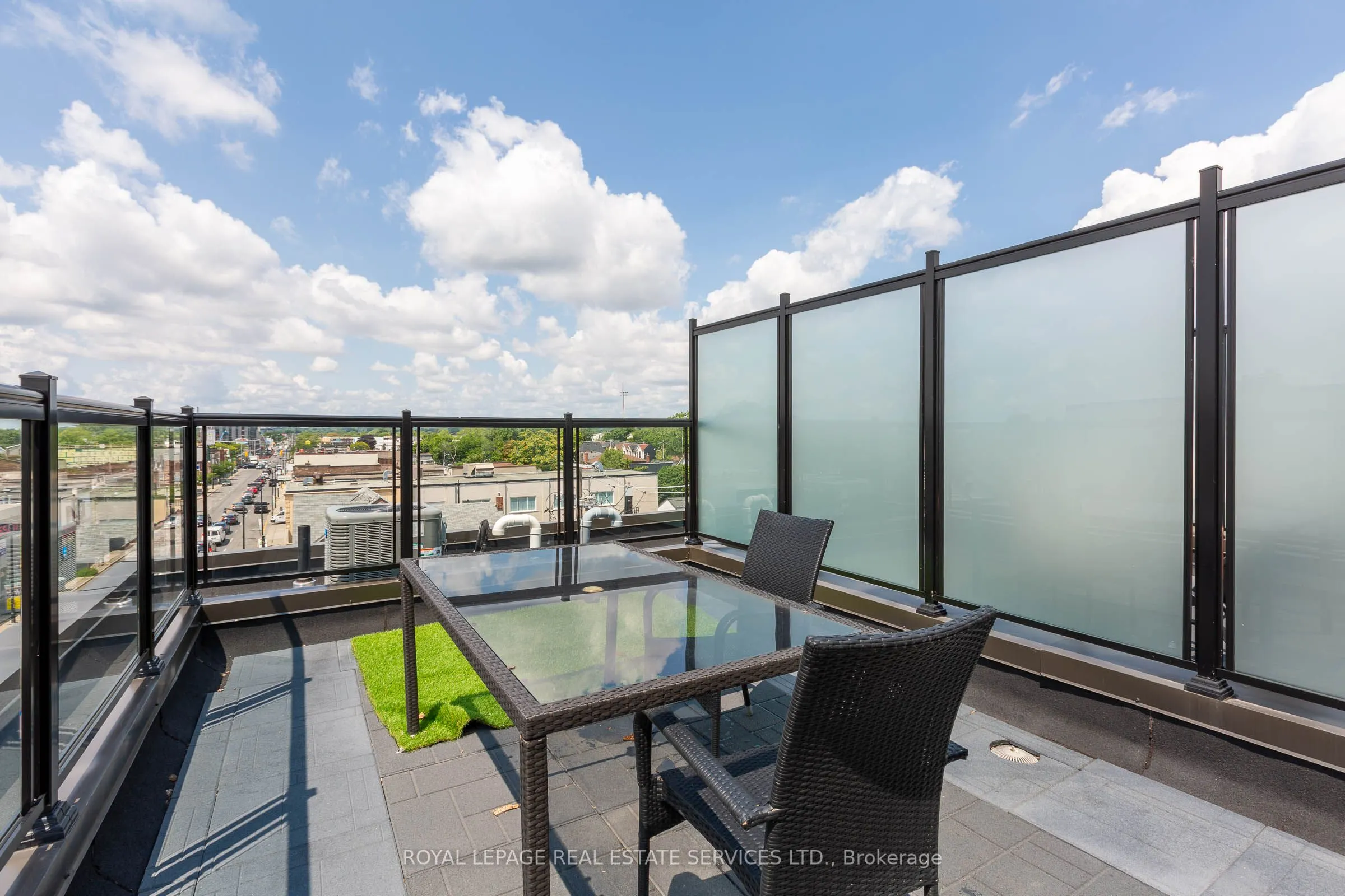 3258 Dundas Street W
