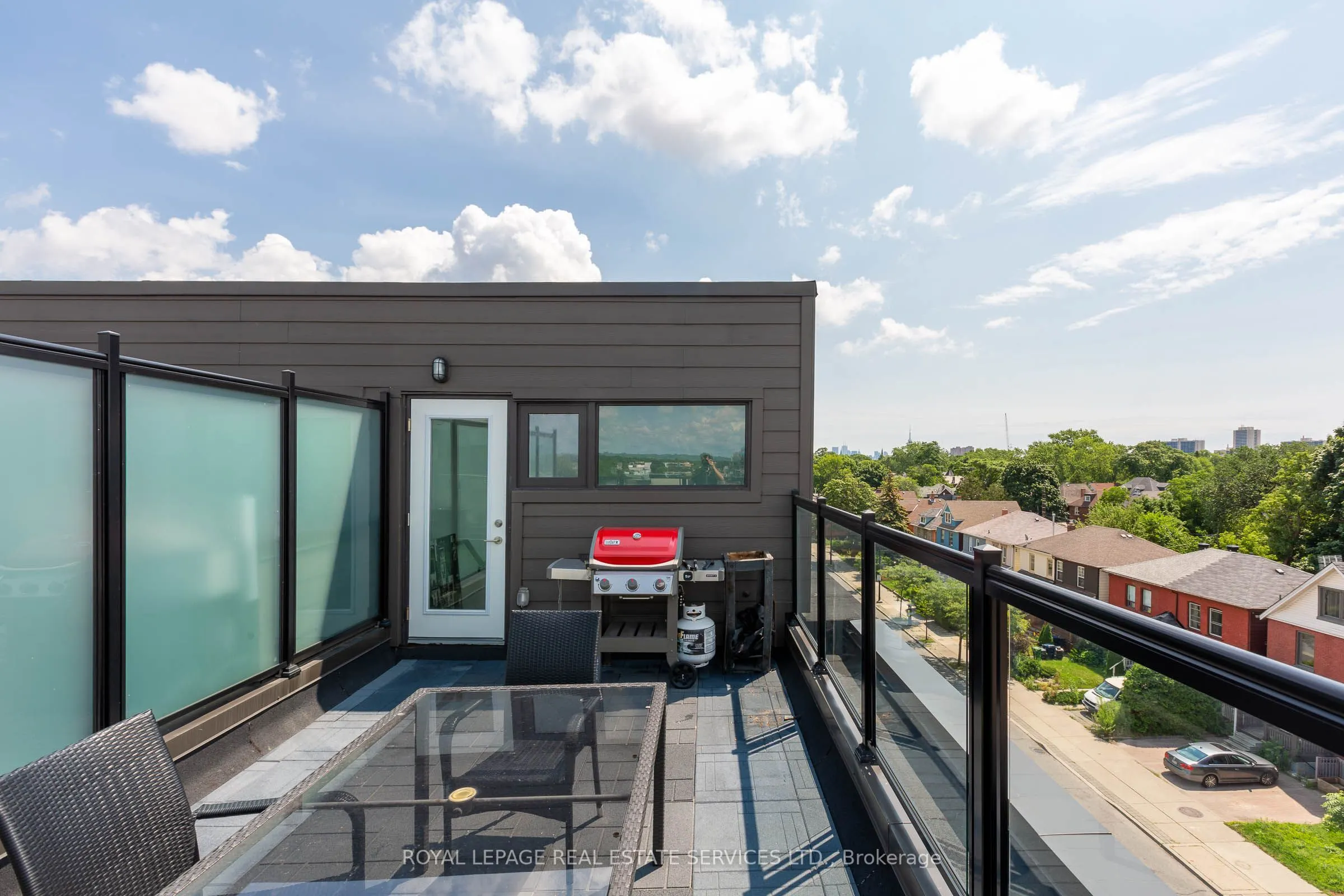 3258 Dundas Street W