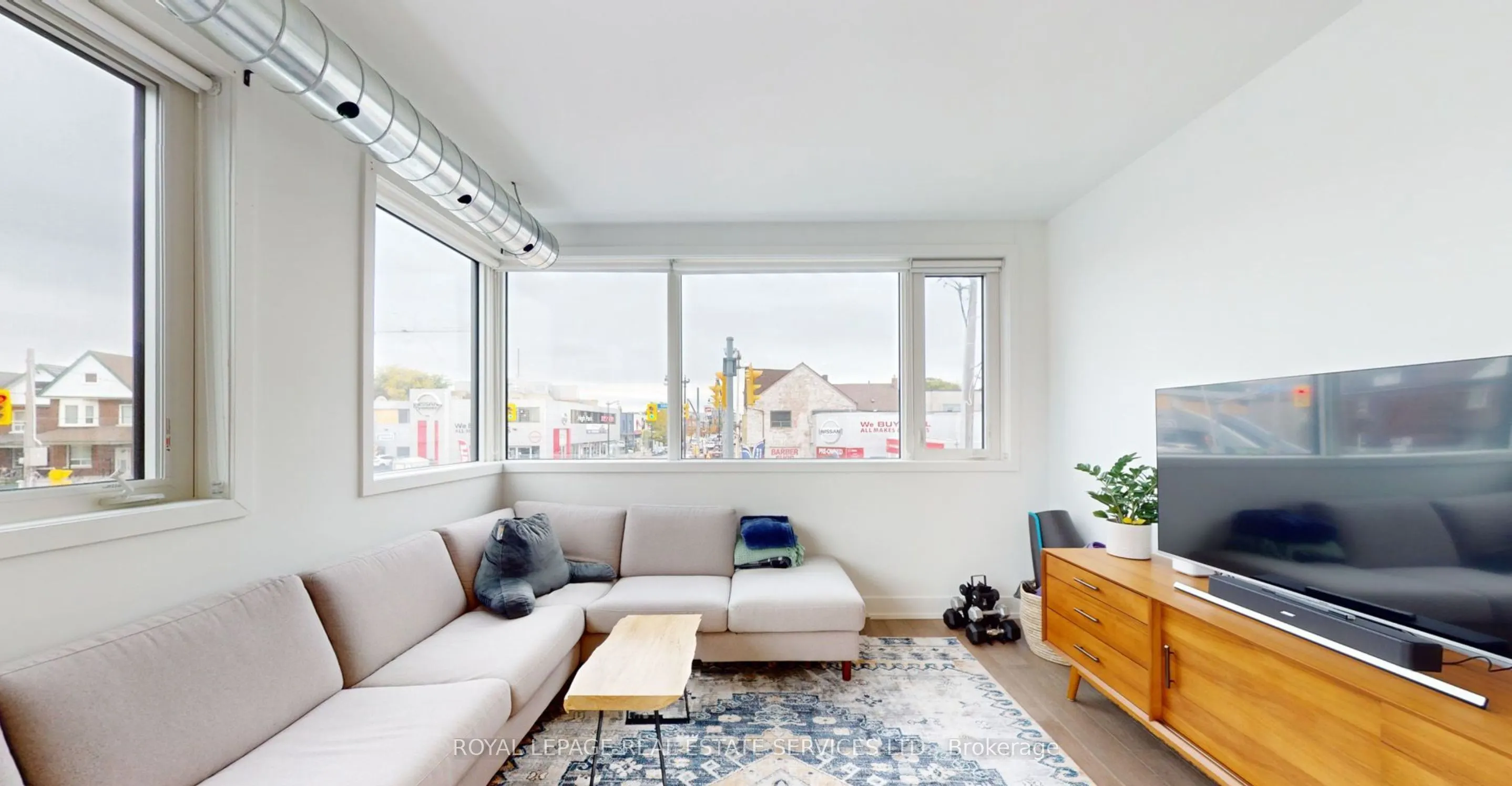 3258 Dundas Street W