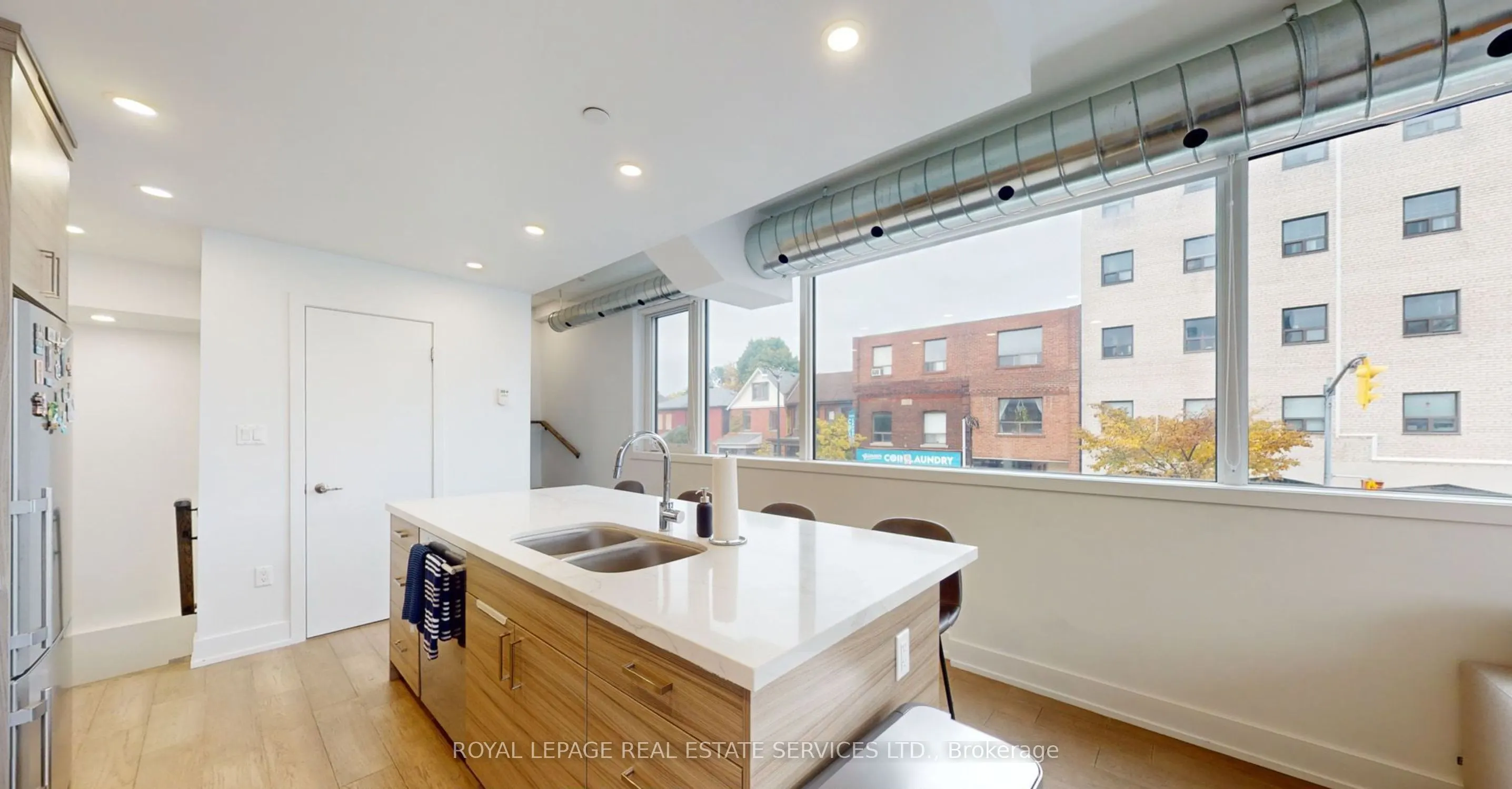 3258 Dundas Street W