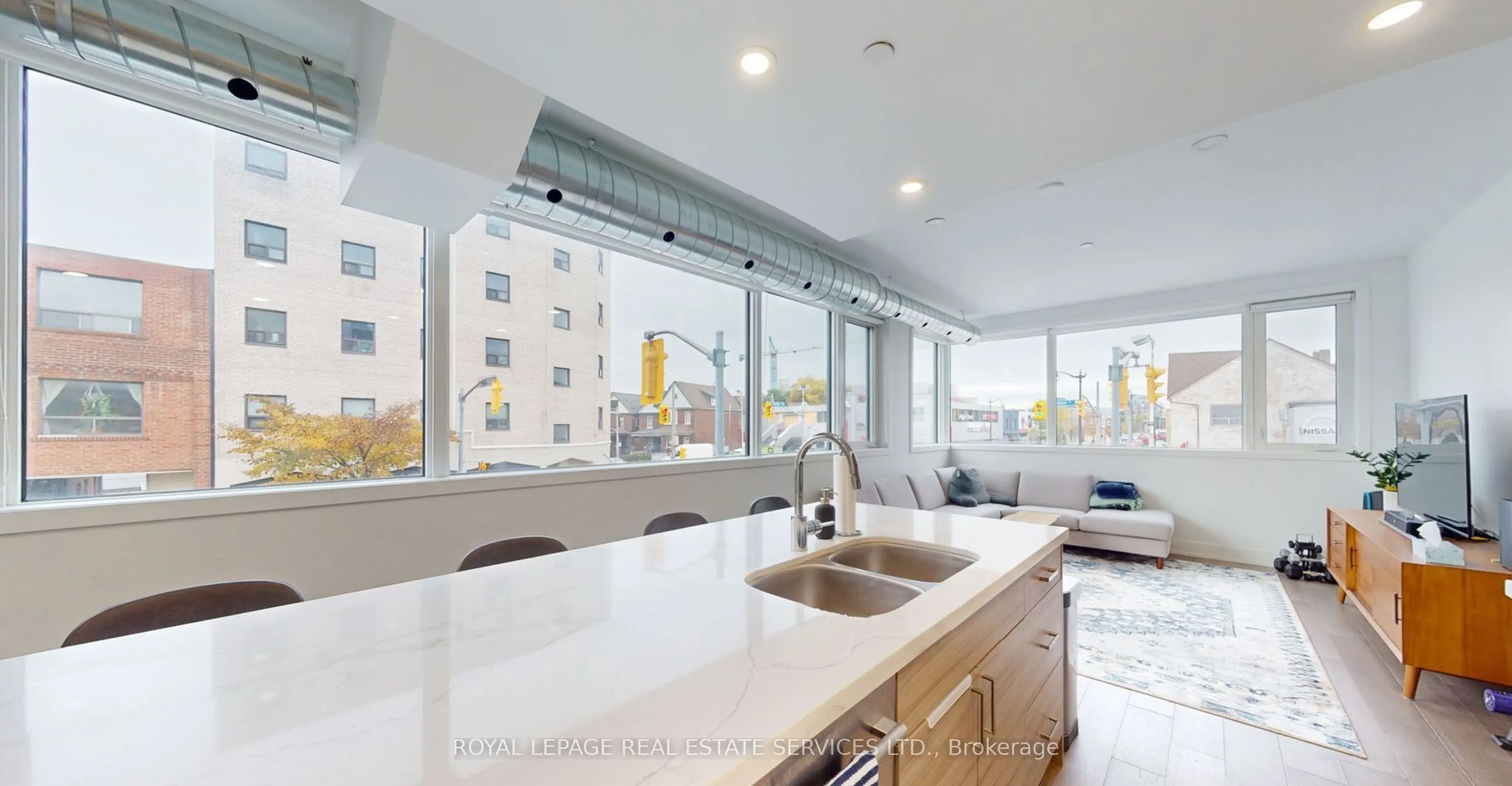 3258 Dundas Street W