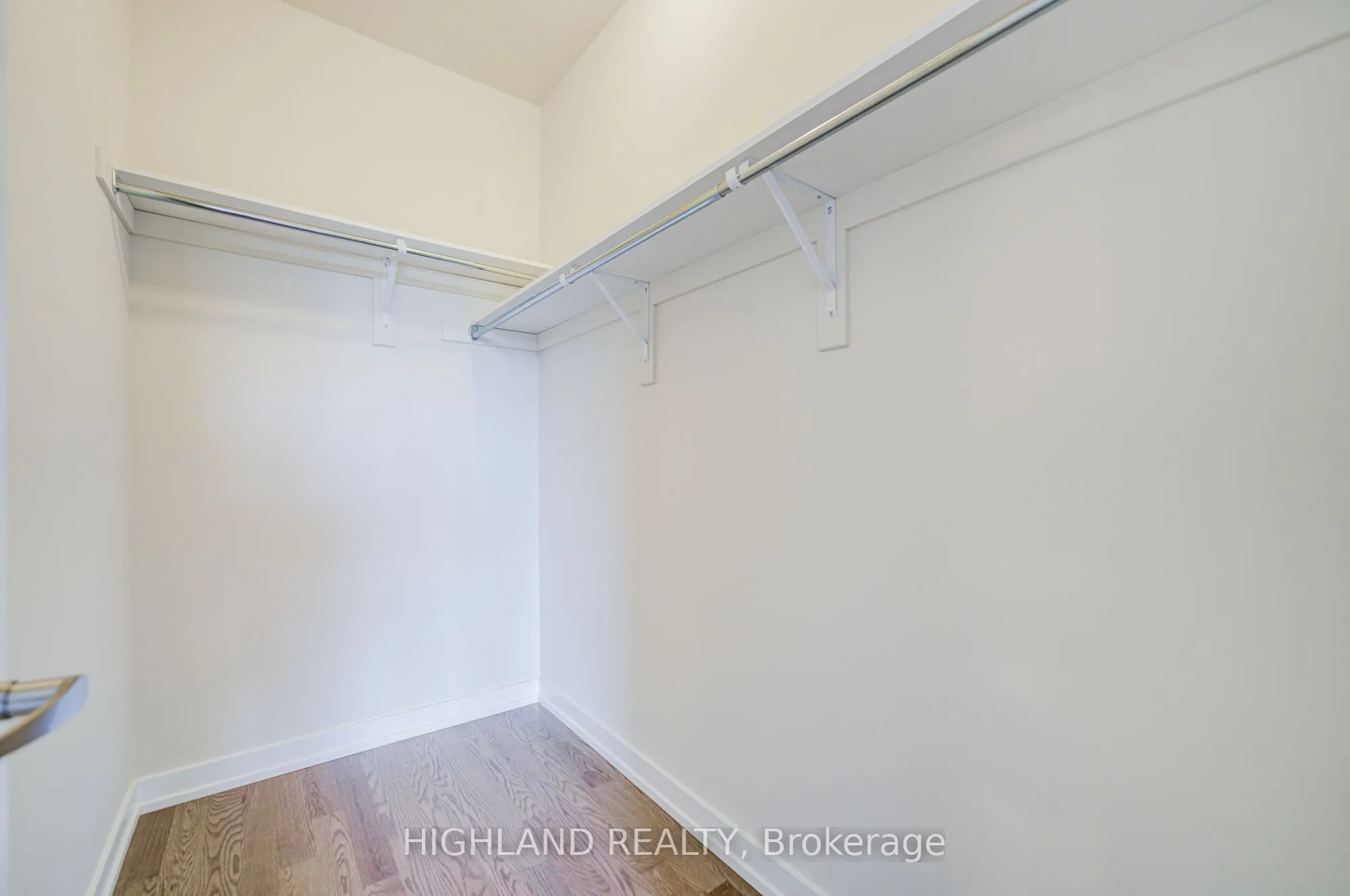 1170 Dartmouth Crescent