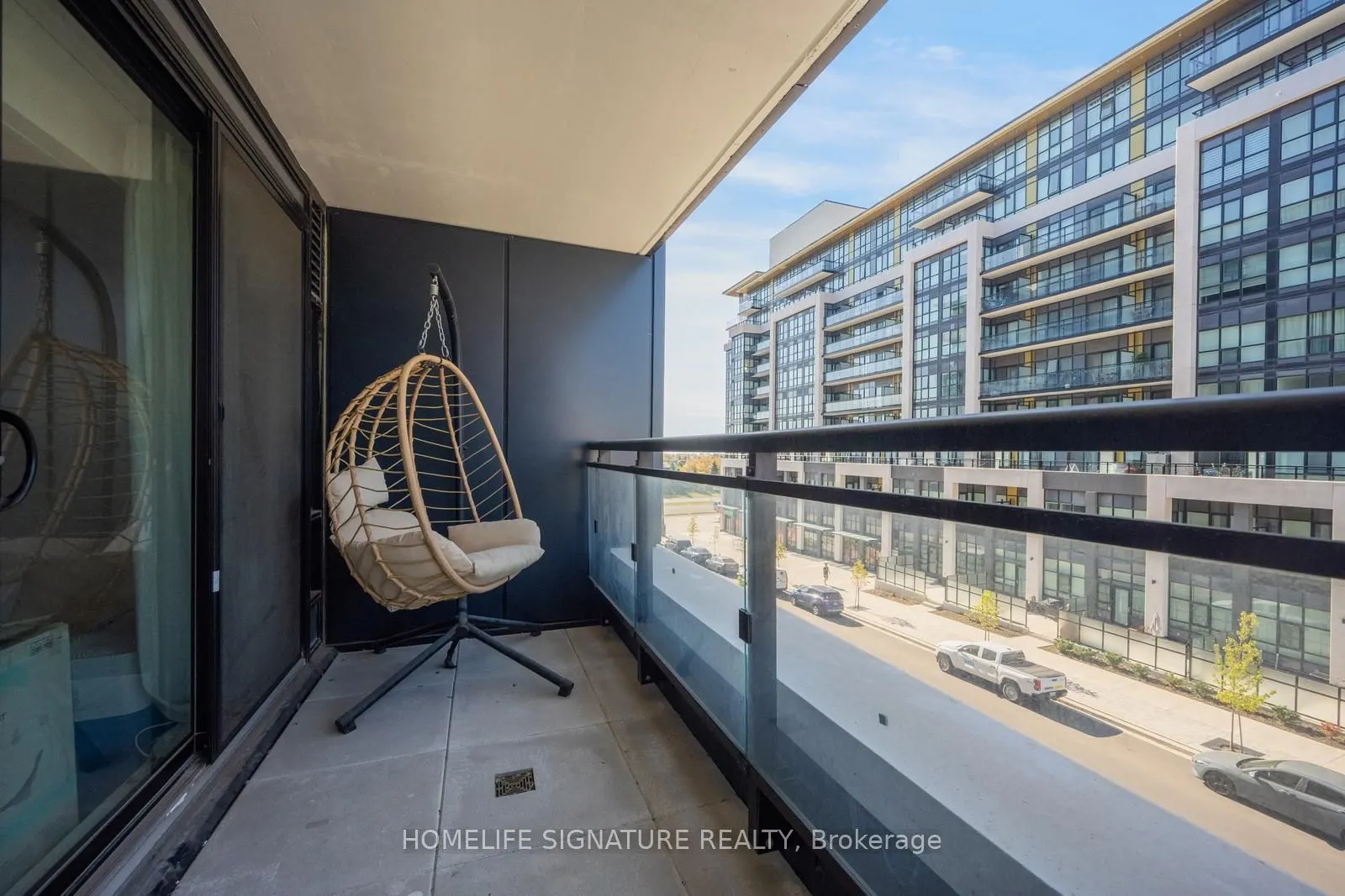395 Dundas Street W, #327