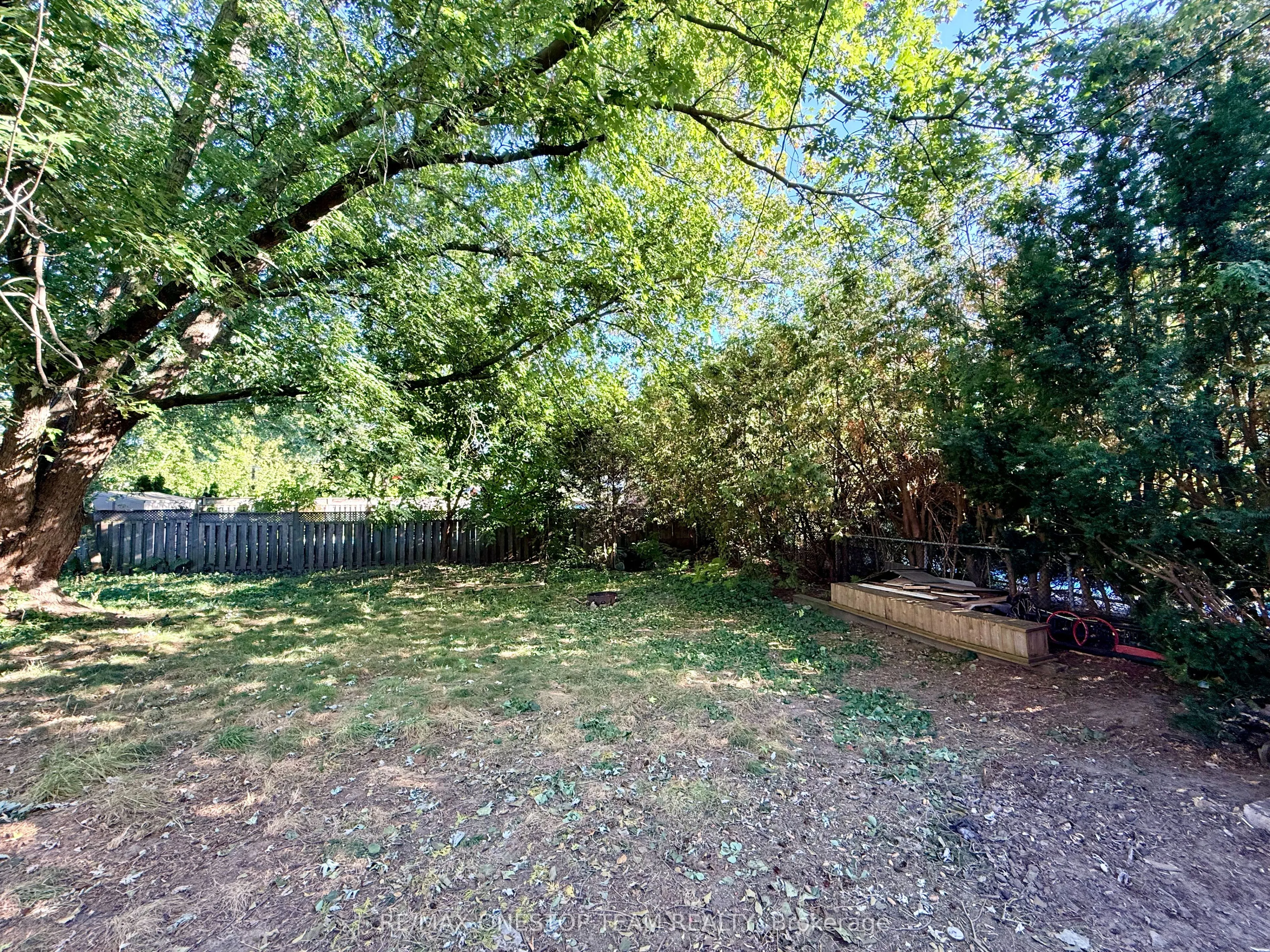 4070 Lorraine Crescent