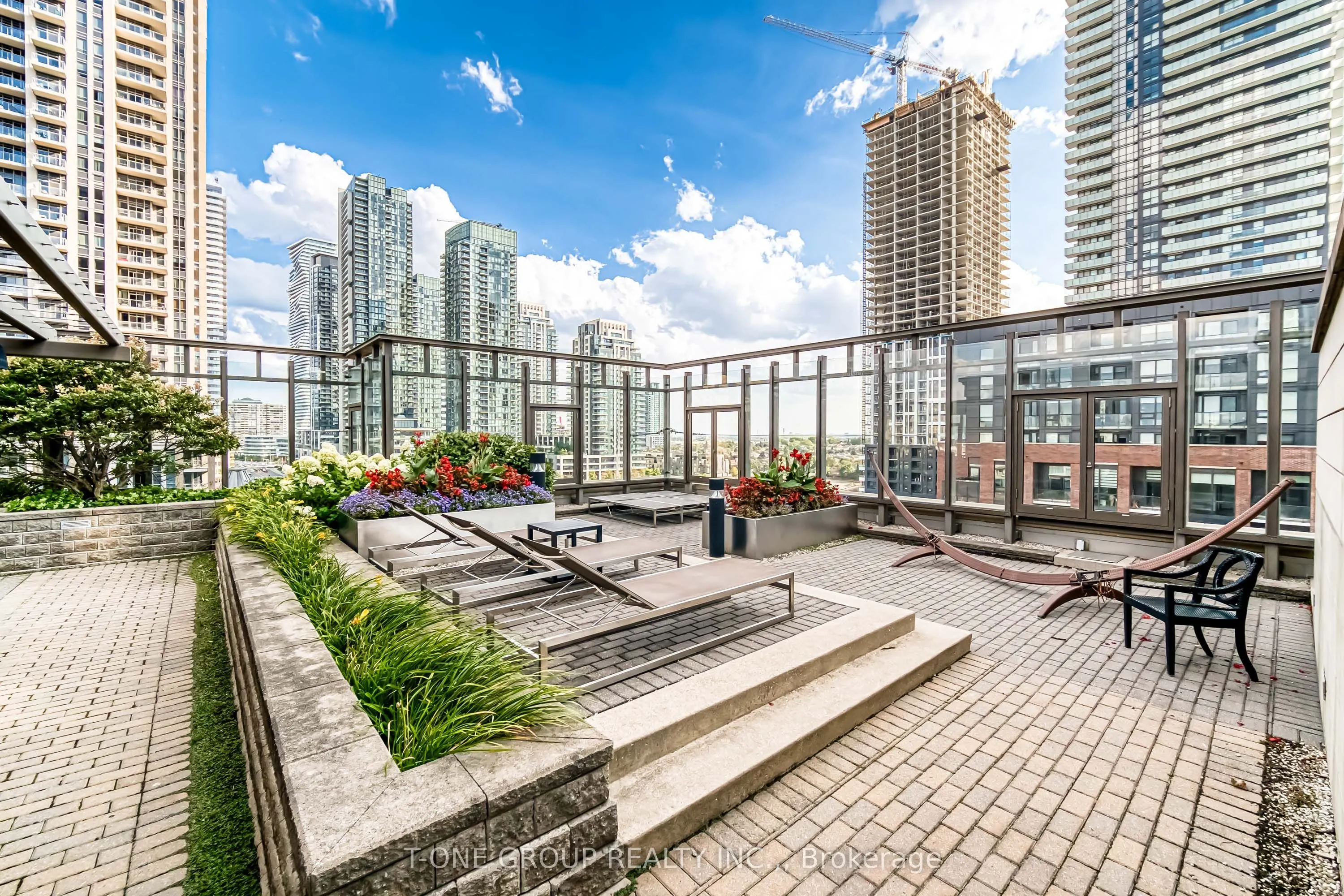 385 Prince Of Wales Drive, #702
