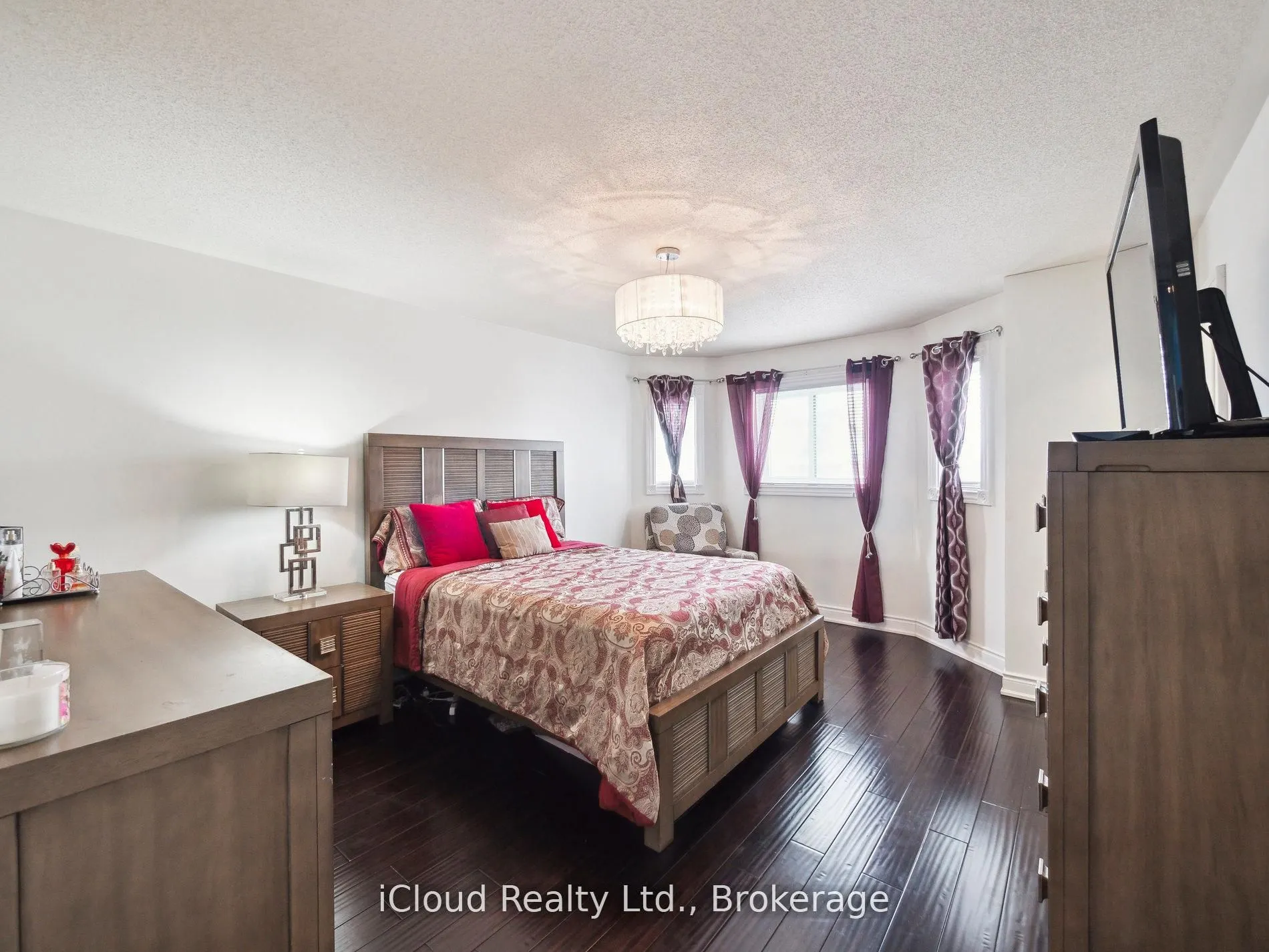 424 Jay Crescent