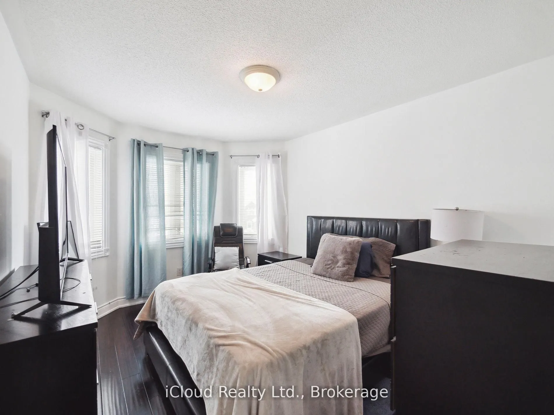 424 Jay Crescent