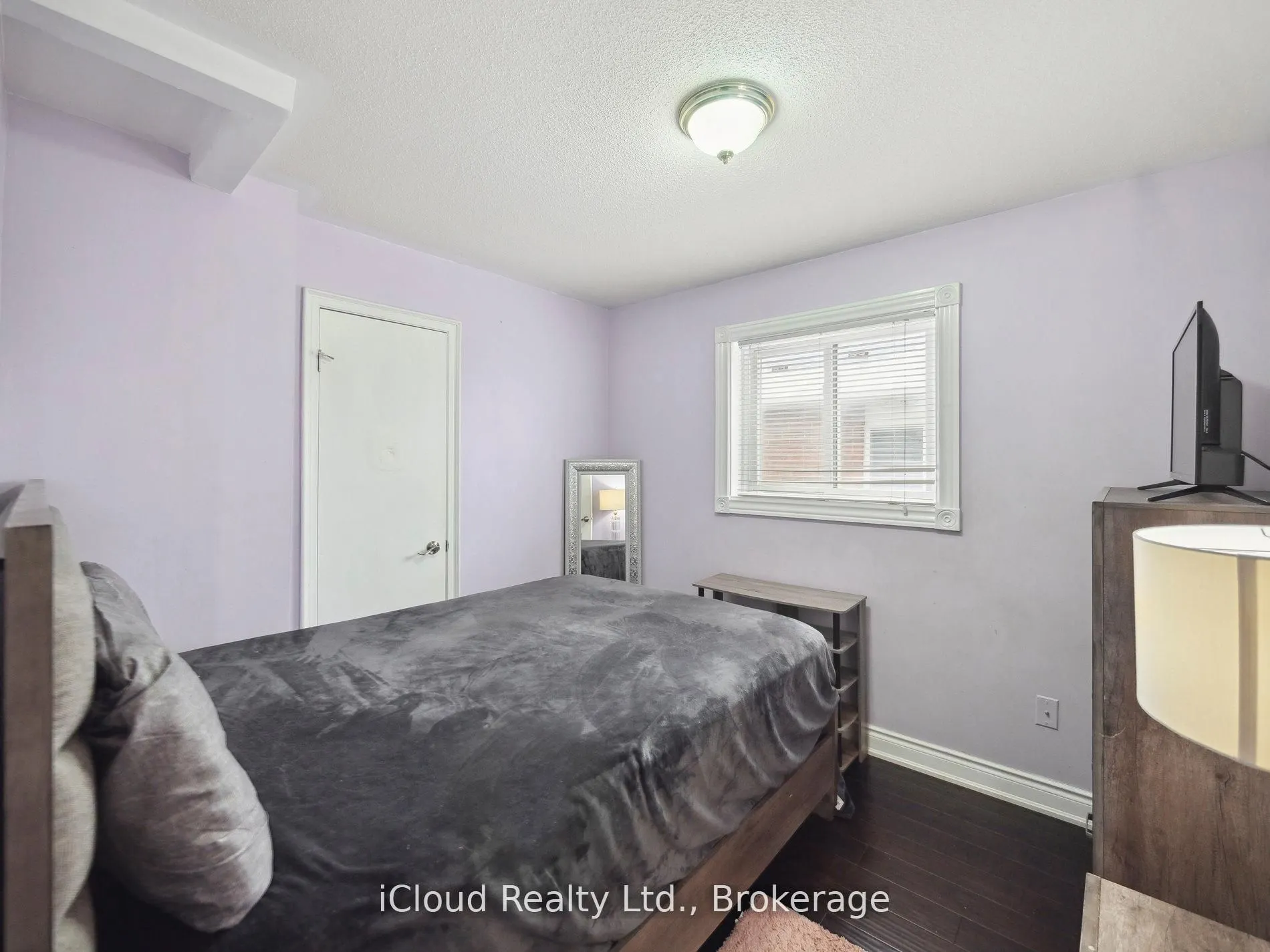 424 Jay Crescent