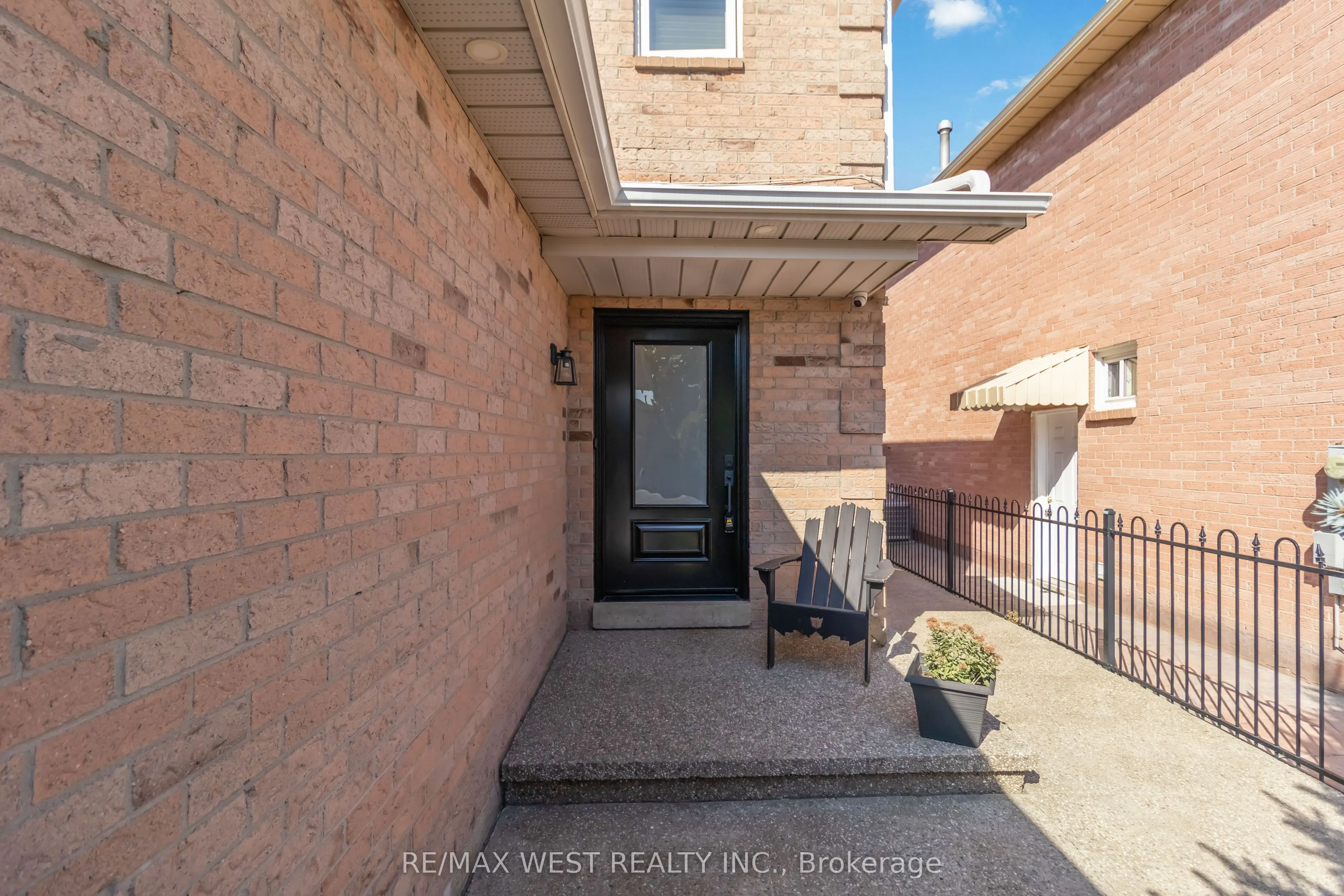 440 BLUESKY Crescent