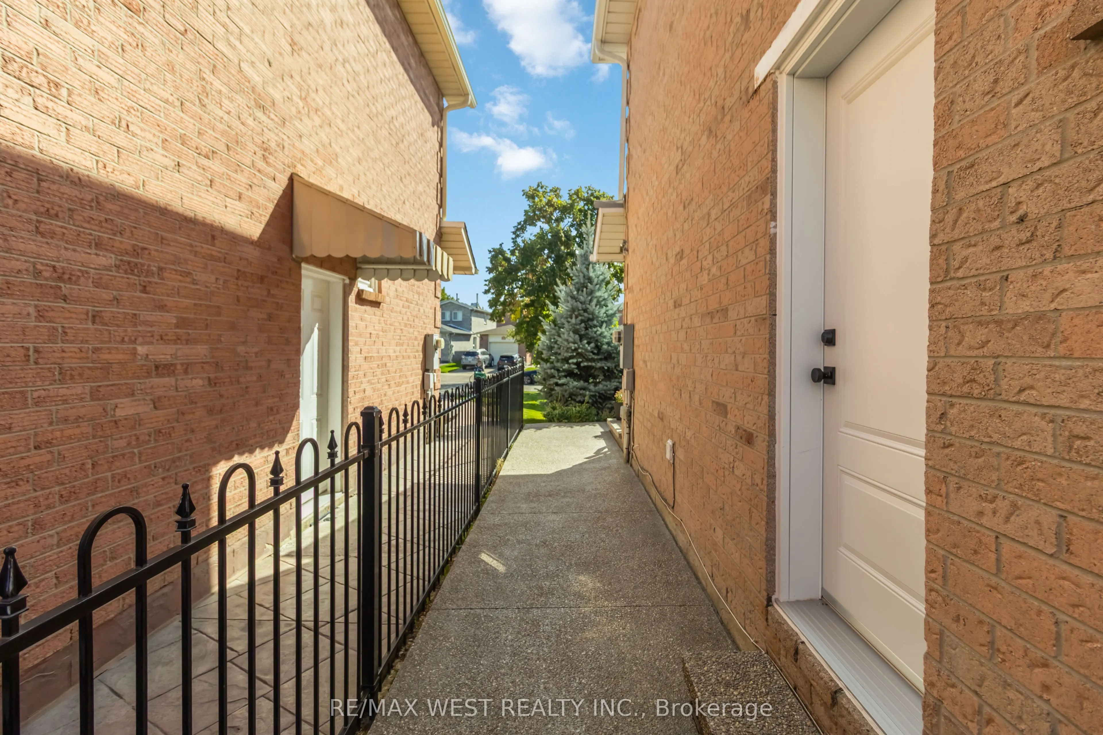 440 BLUESKY Crescent
