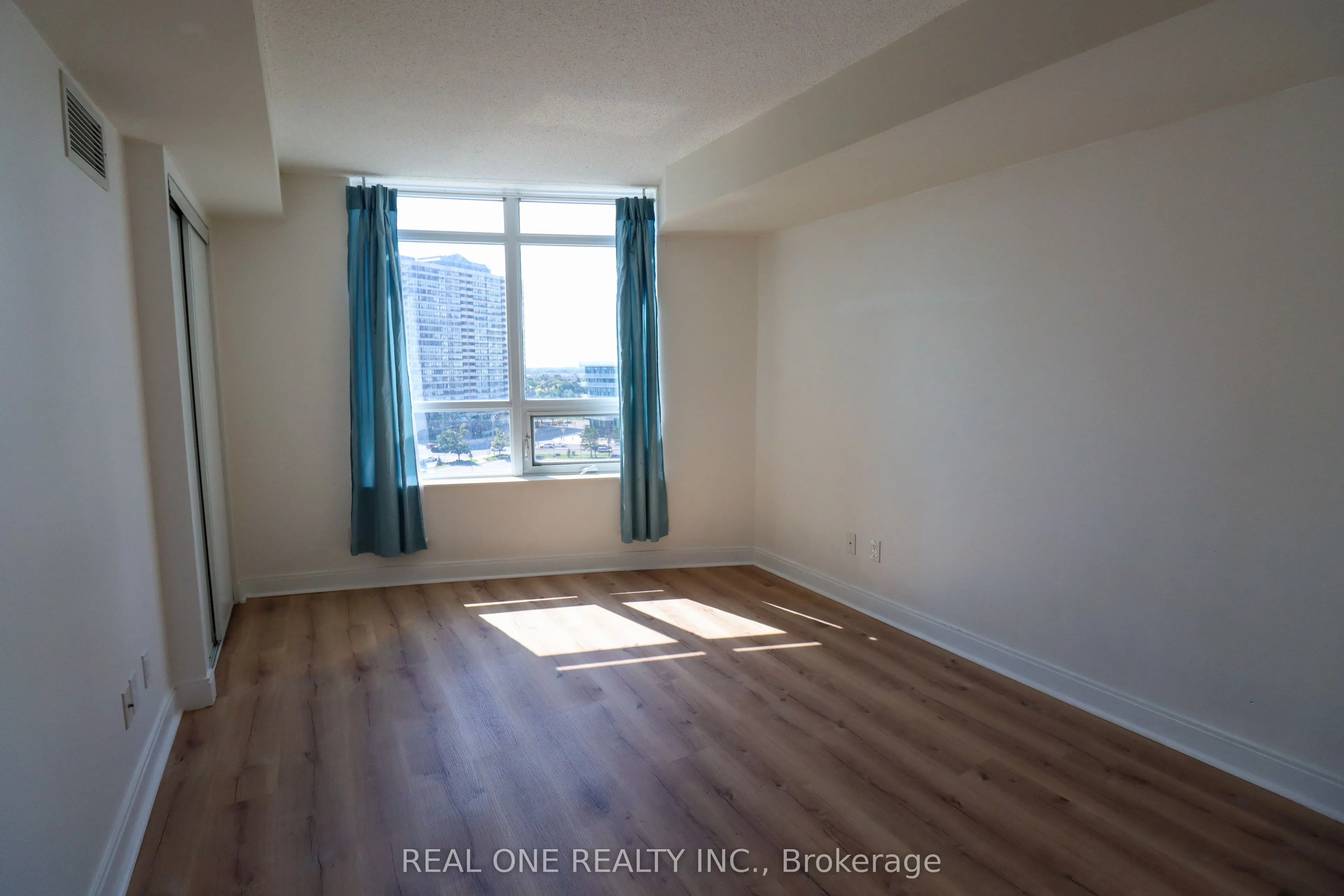 330 Burnhamthorpe Road W, #801