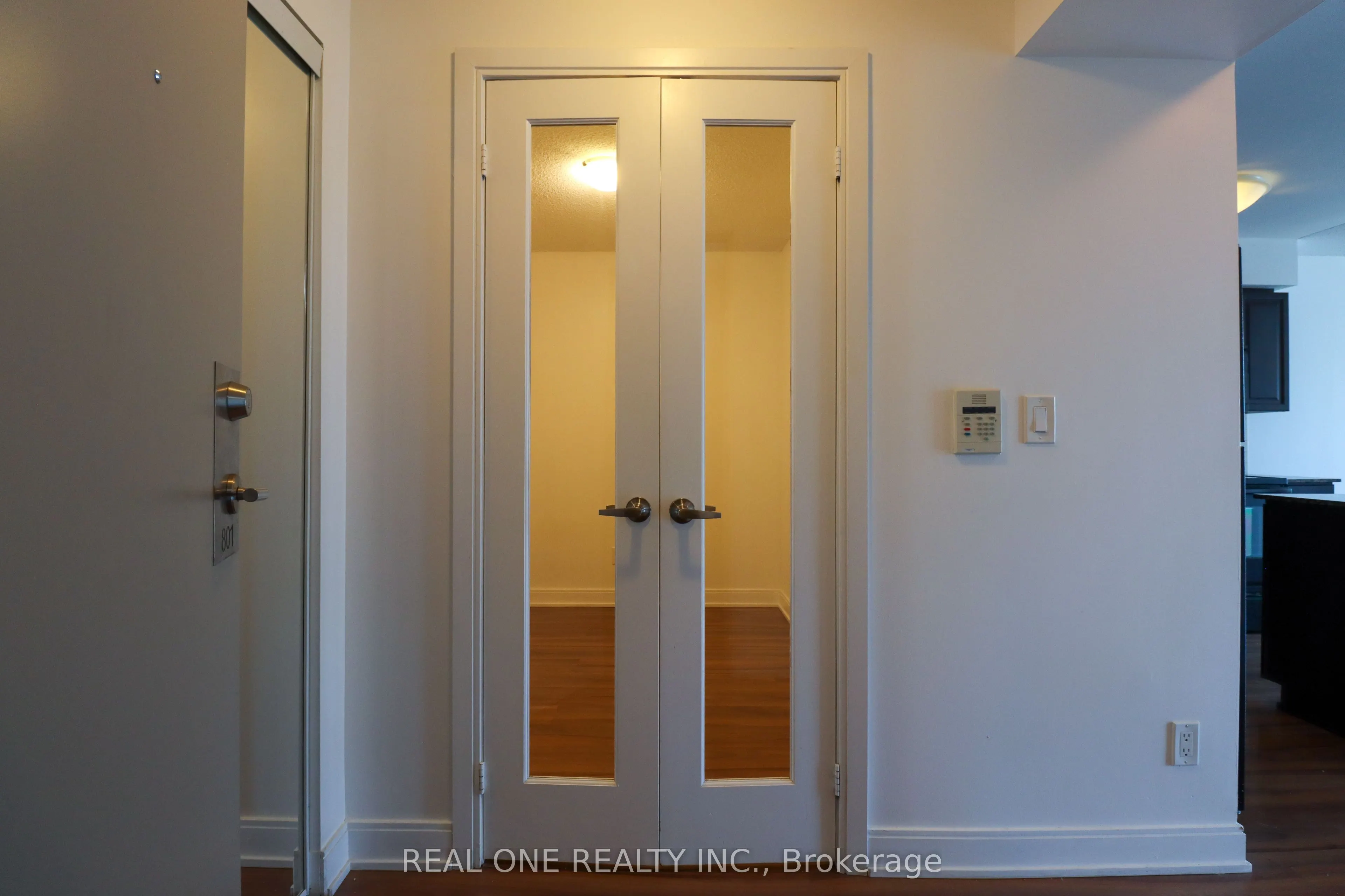 330 Burnhamthorpe Road W, #801