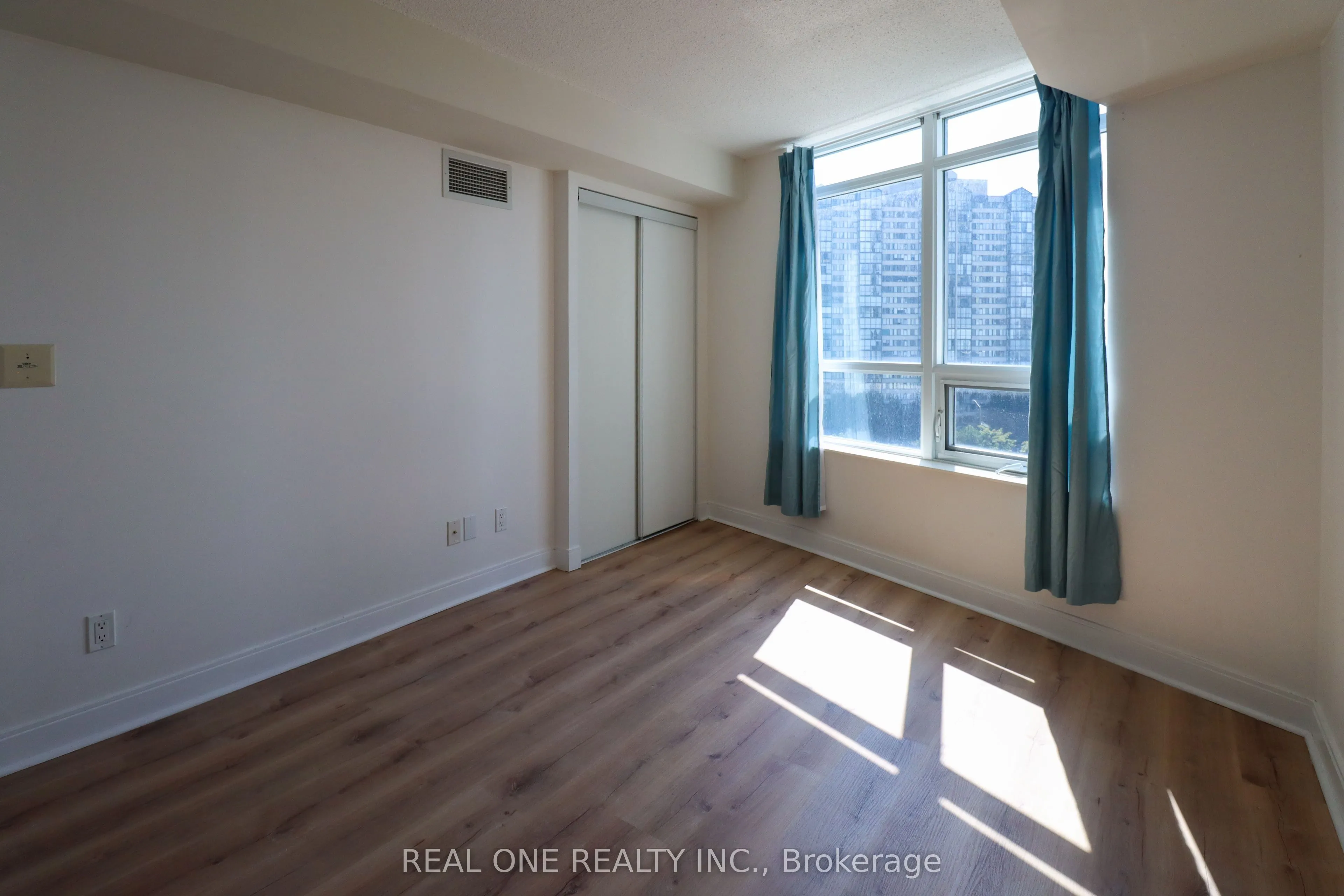330 Burnhamthorpe Road W, #801