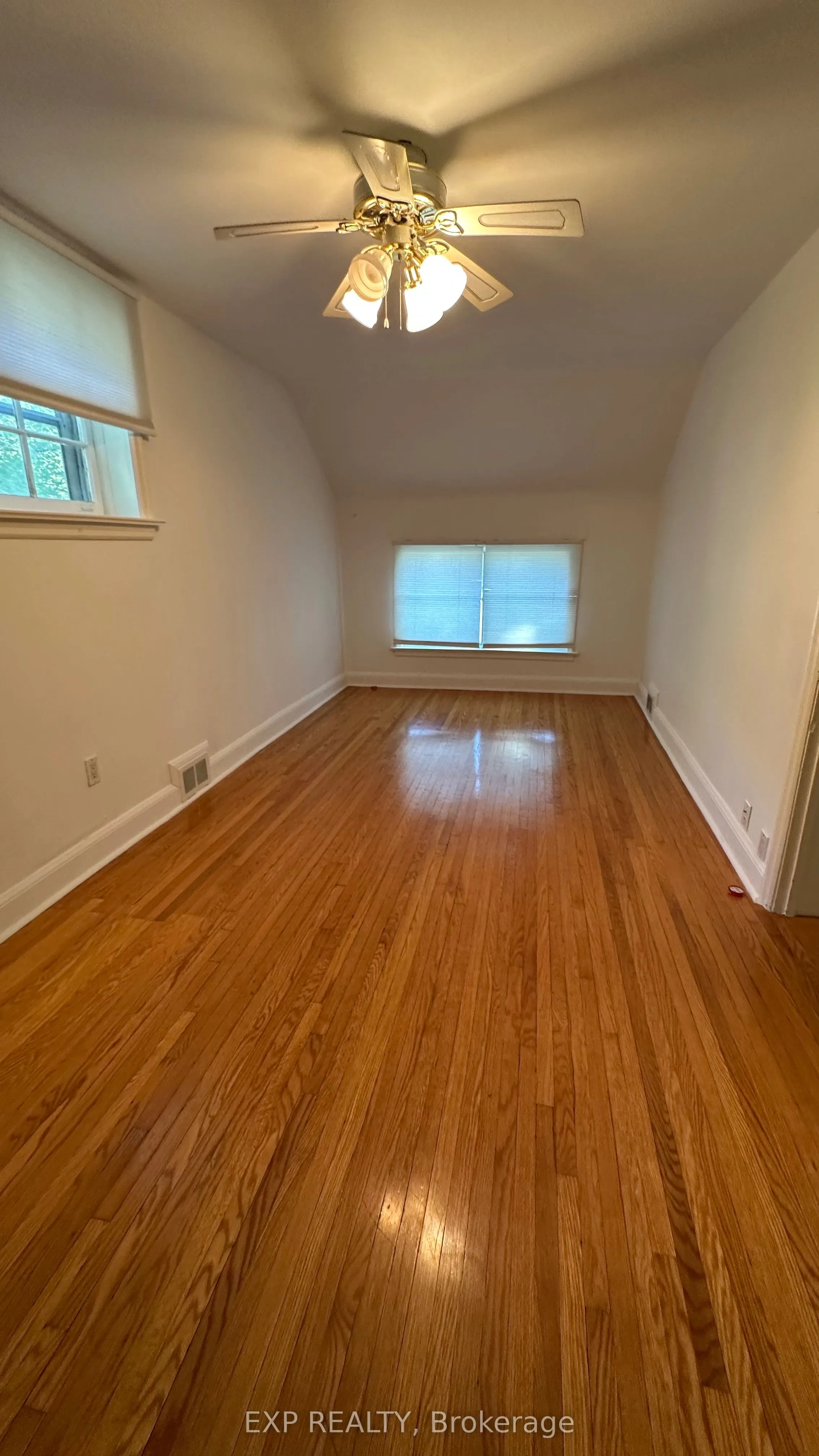 16 King Georges Drive W