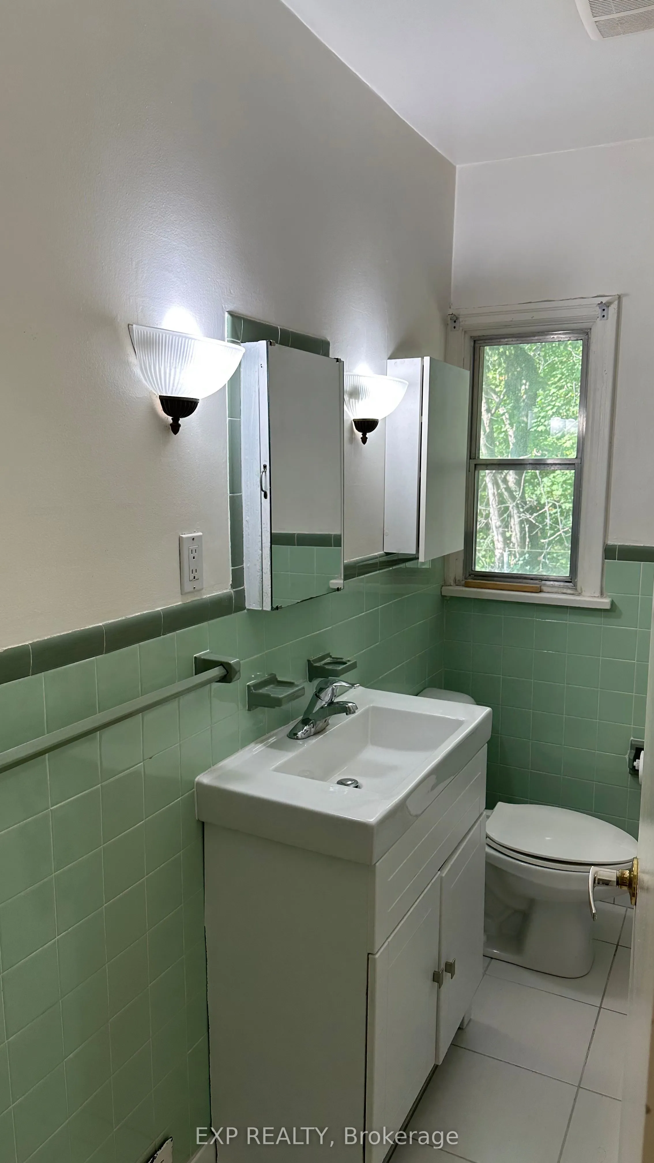 16 King Georges Drive W