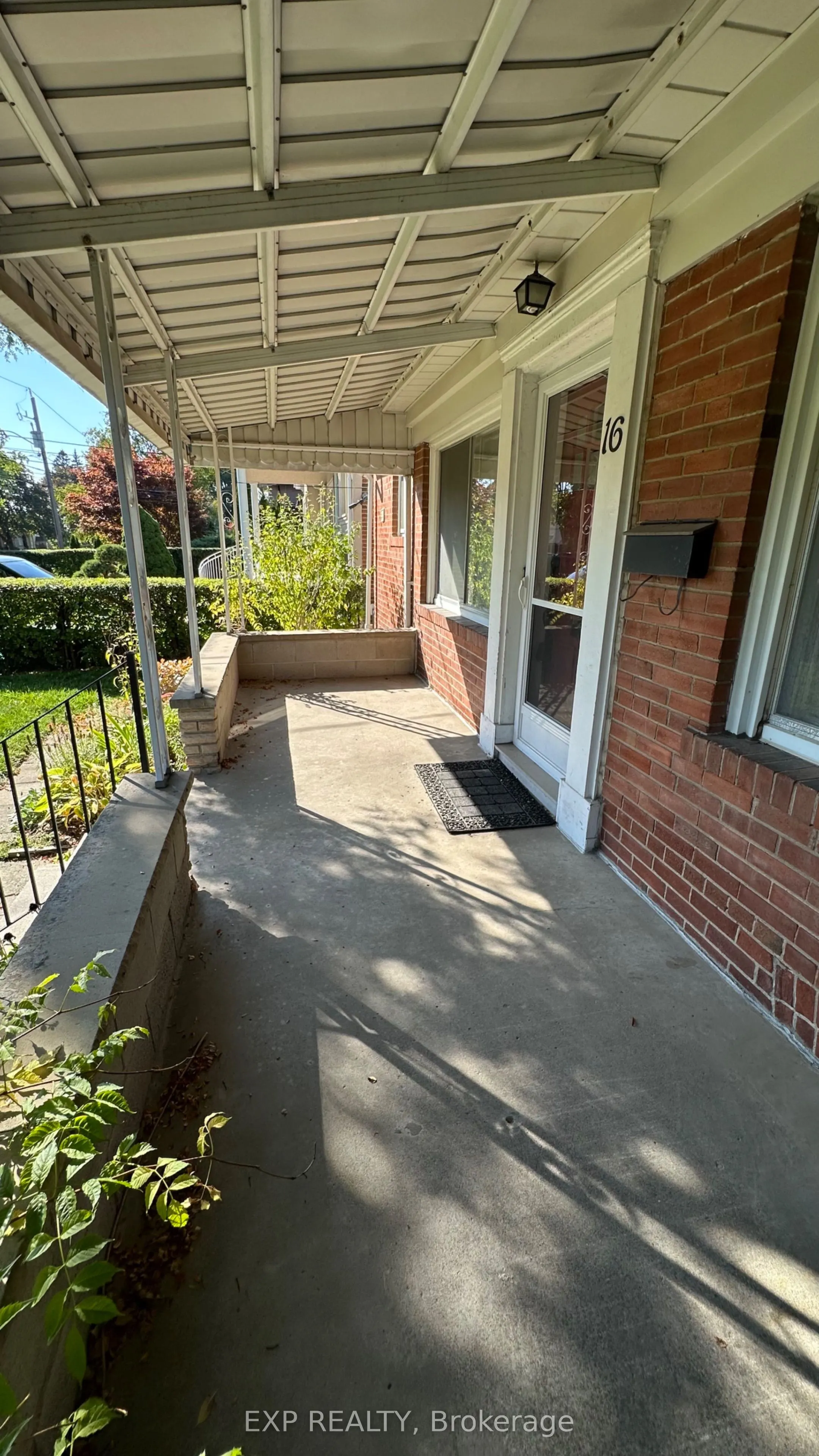 16 King Georges Drive W