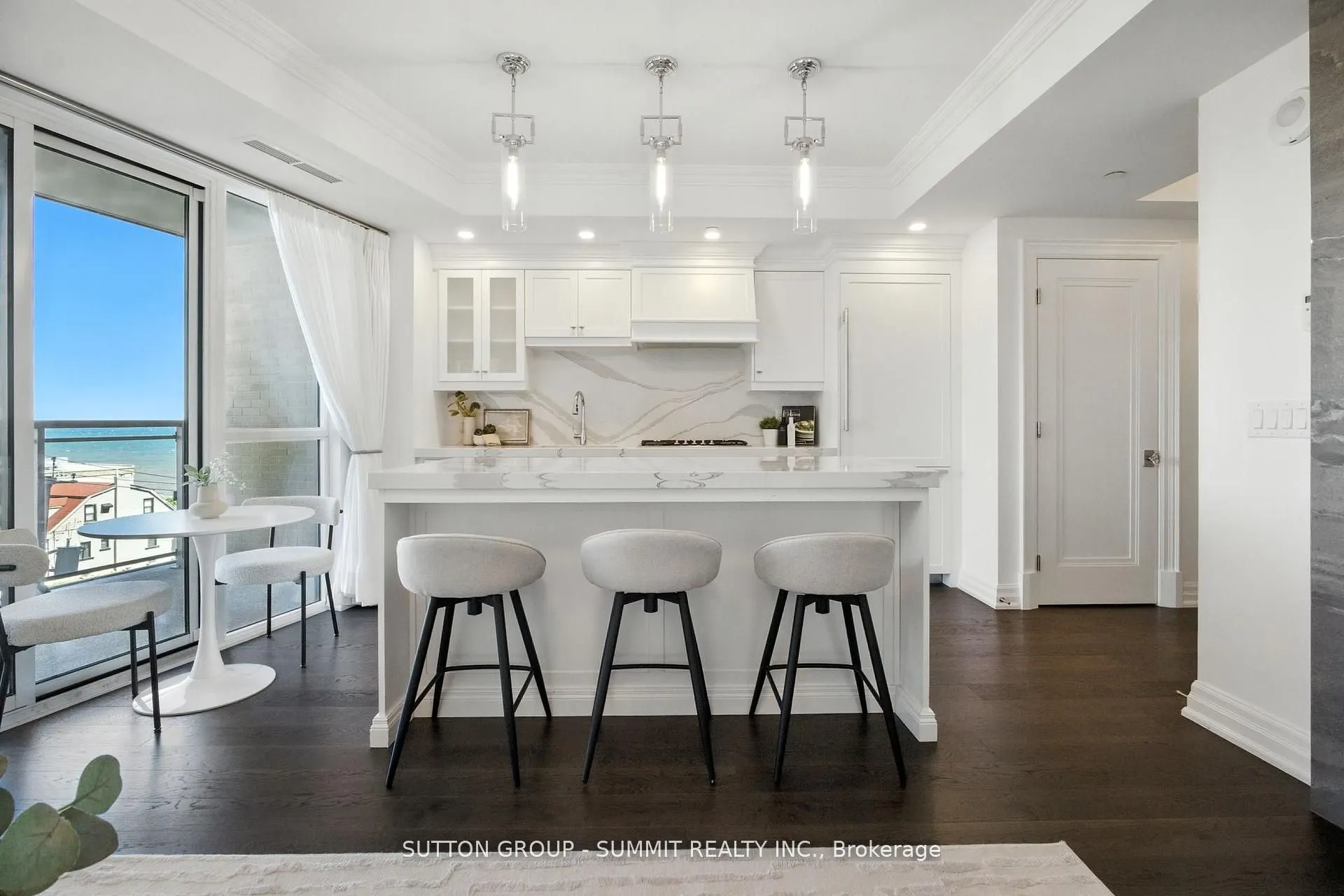 2060 Lakeshore Road, #404