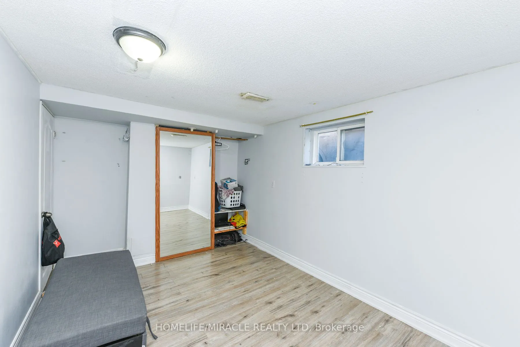 3442 Laddie Crescent