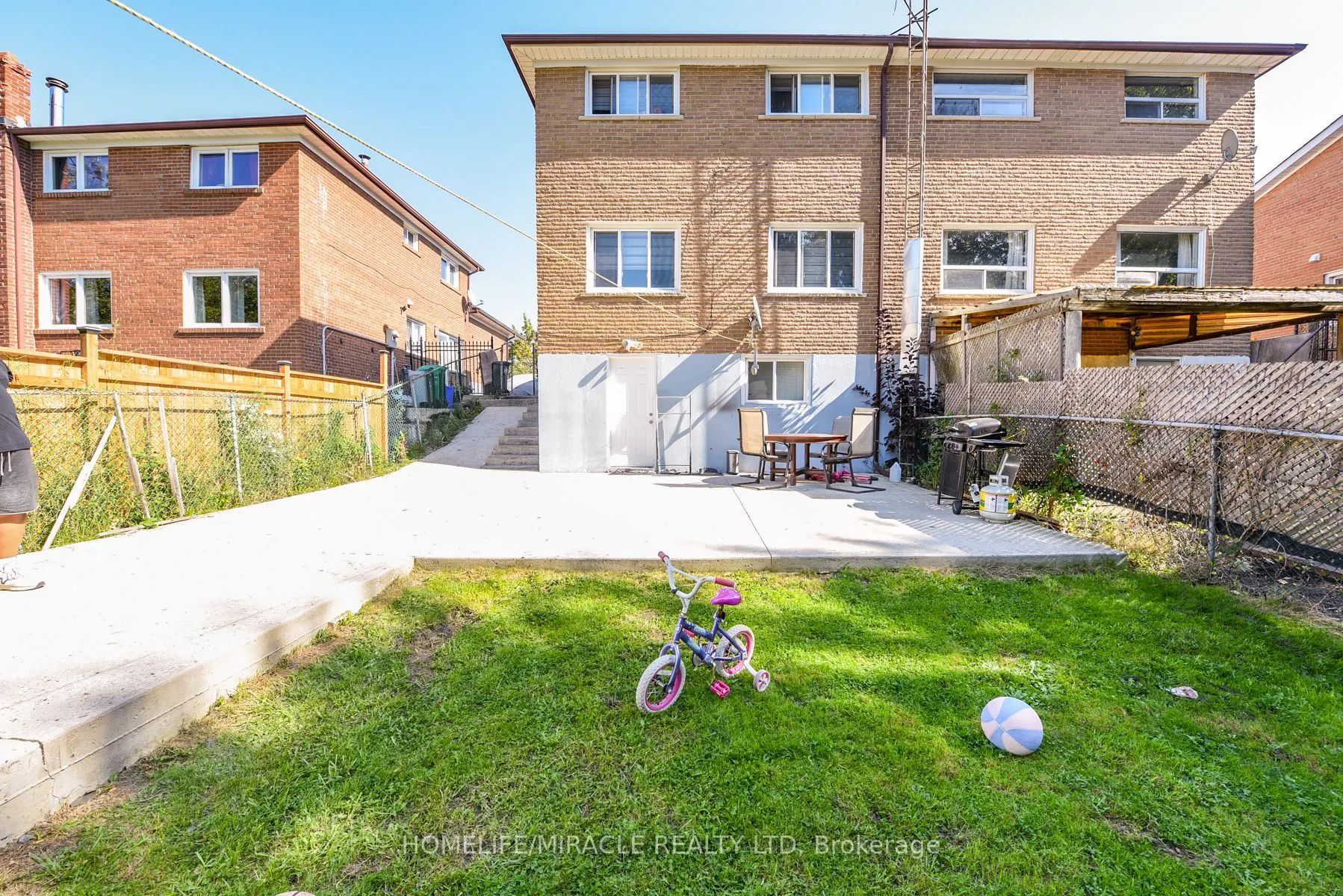 3442 Laddie Crescent