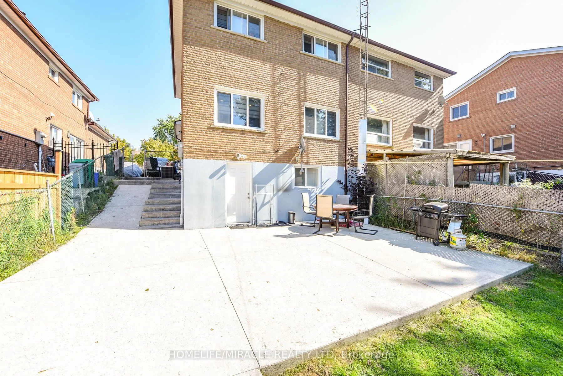 3442 Laddie Crescent