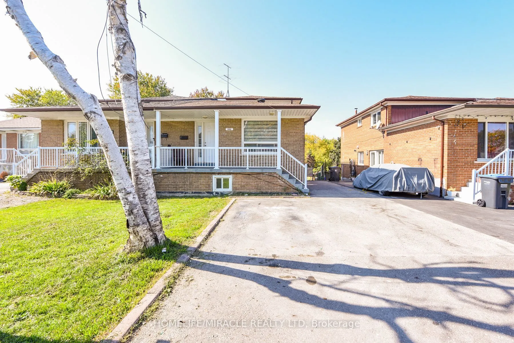 3442 Laddie Crescent