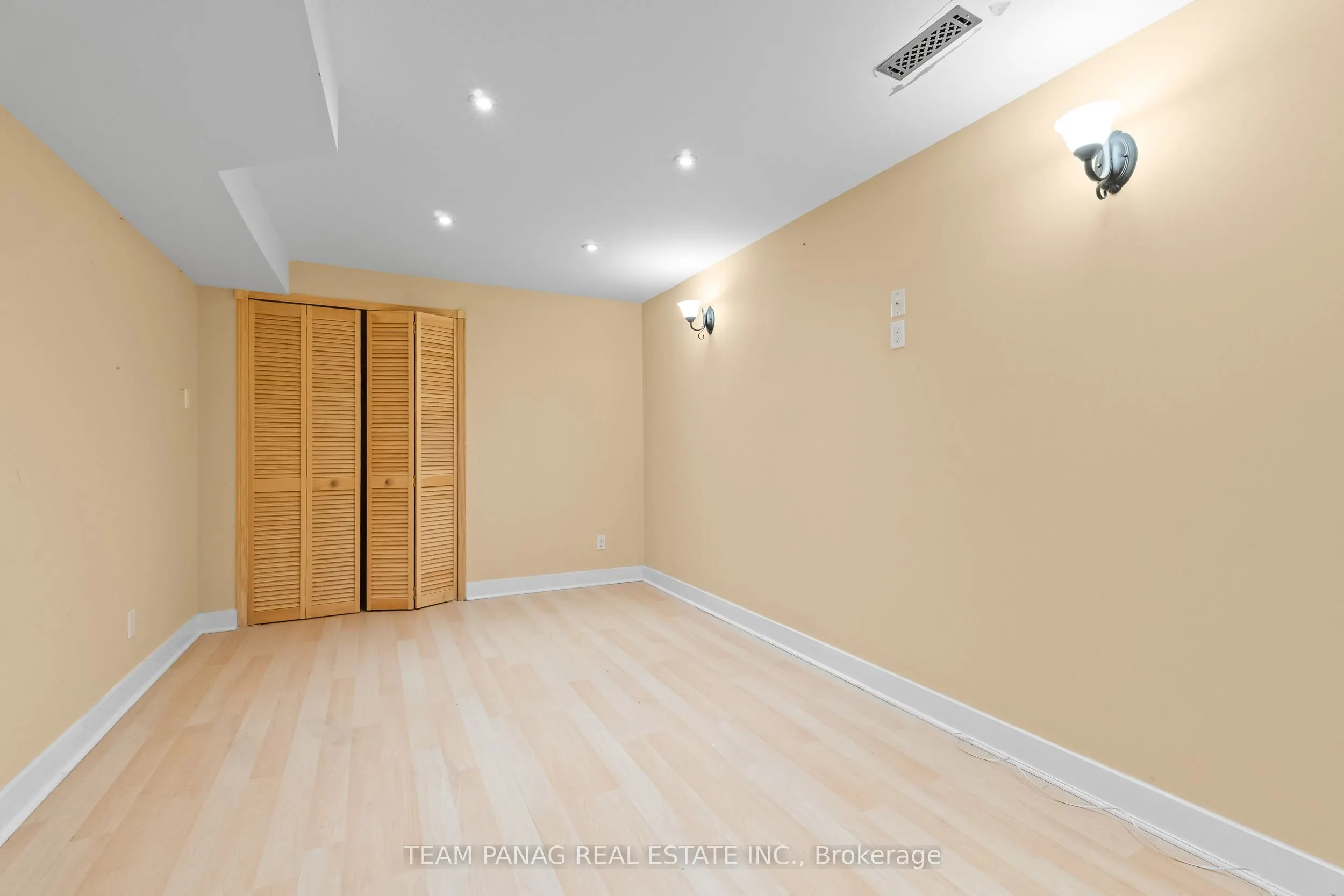 22 Coachlight Crescent