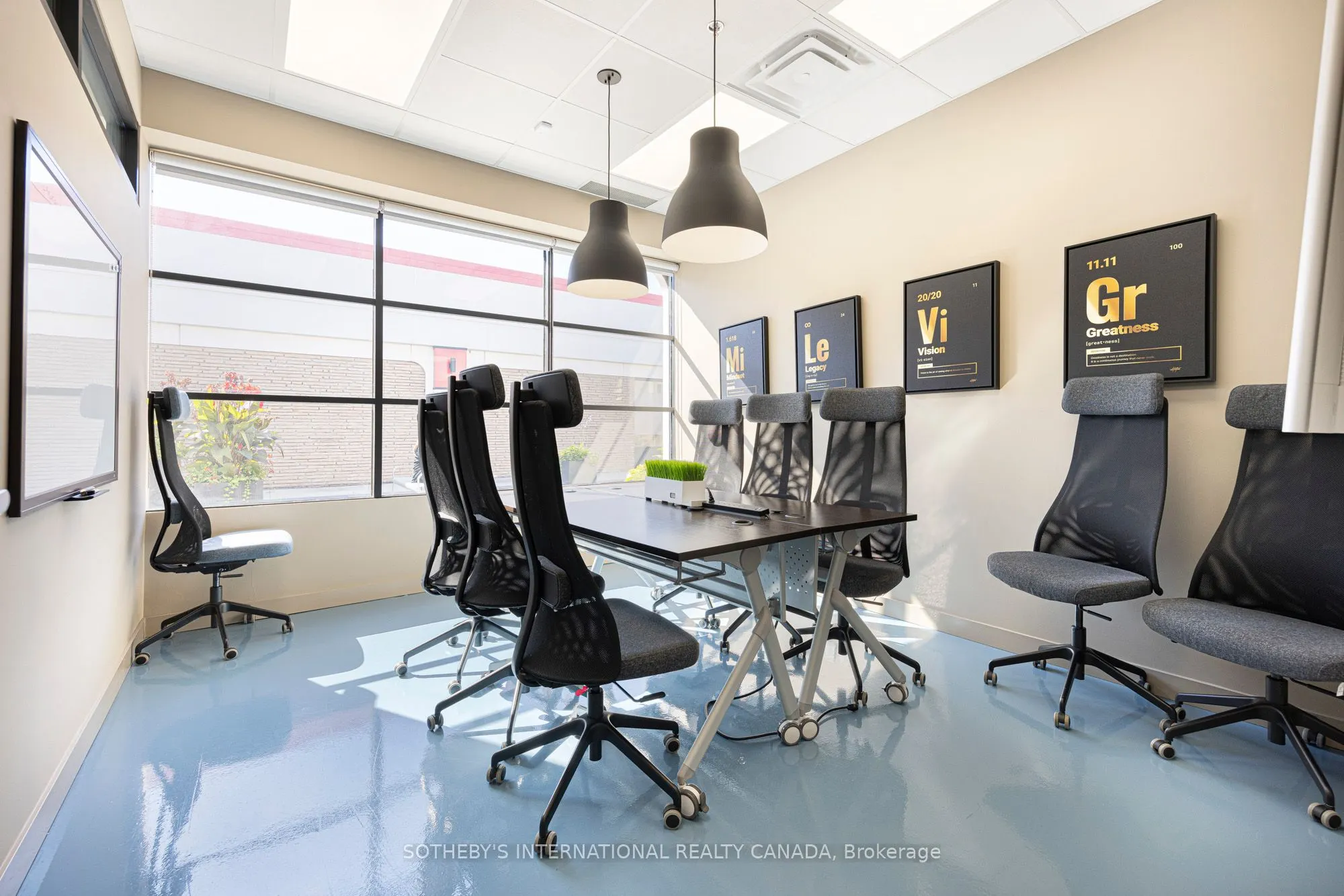 755 Queensway E, #18-19