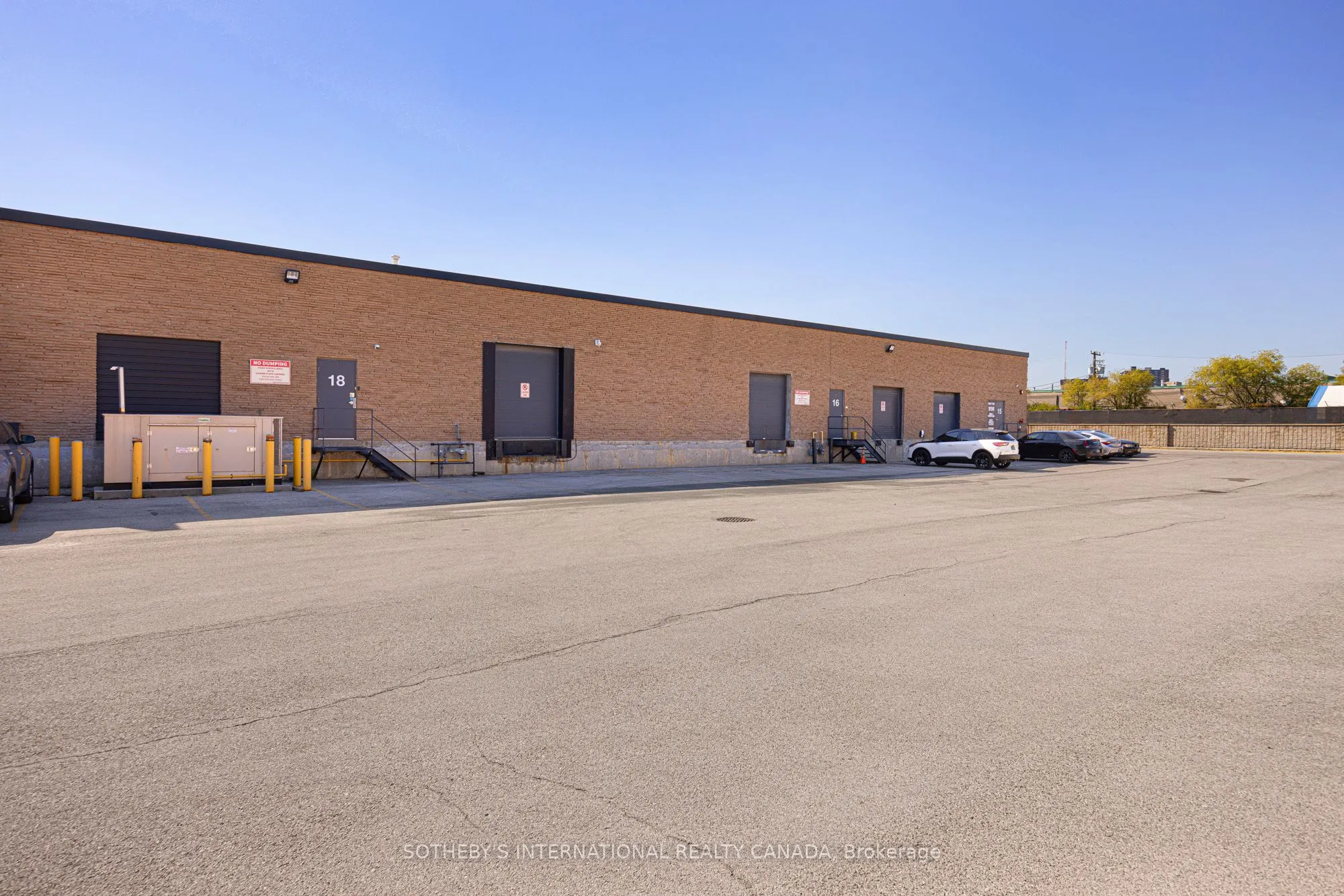 755 Queensway E, #18-19