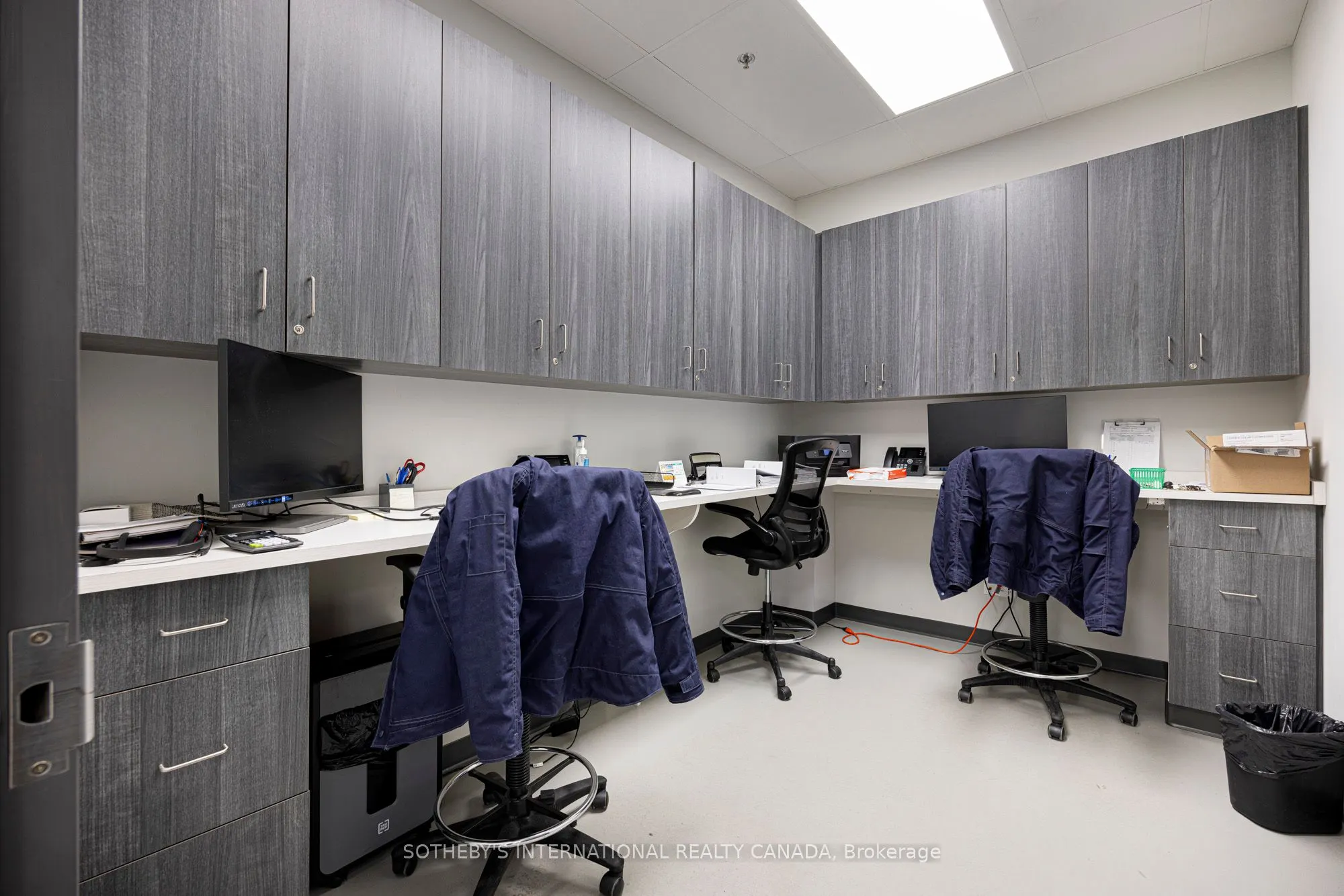 755 Queensway E, #18-19