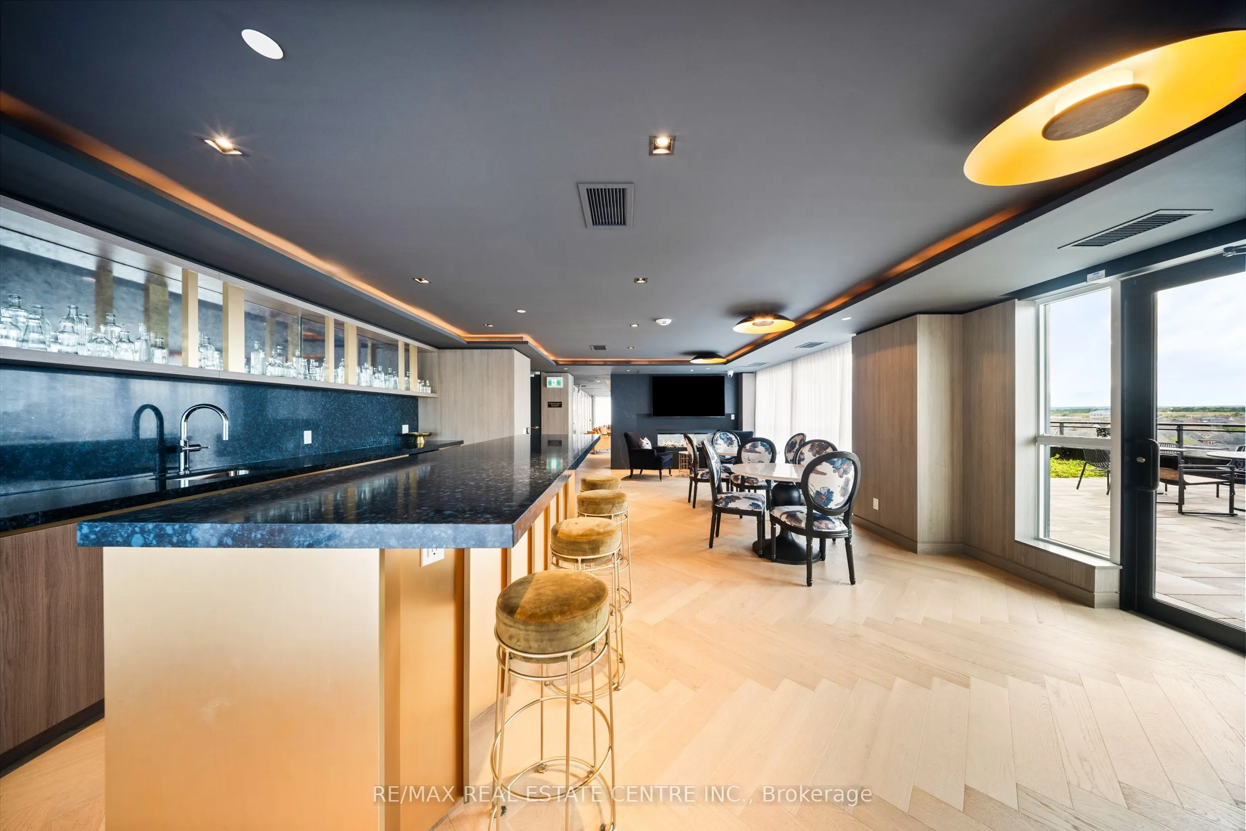 405 Dundas Street W, #813