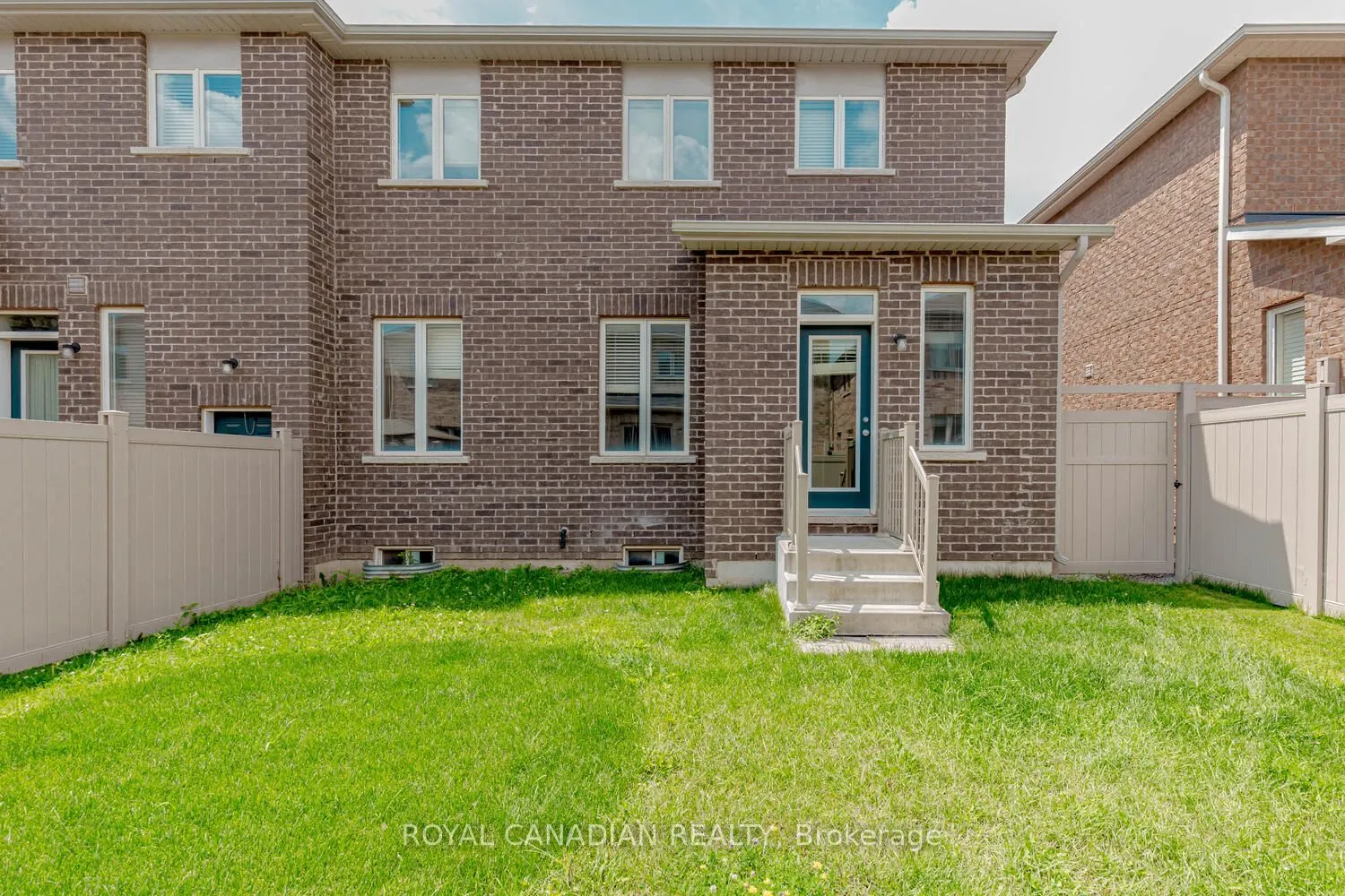 1467 Pratt Heights
