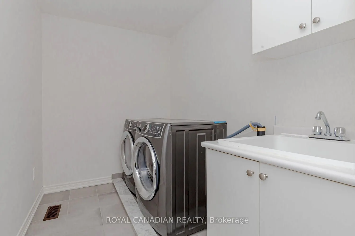 1467 Pratt Heights