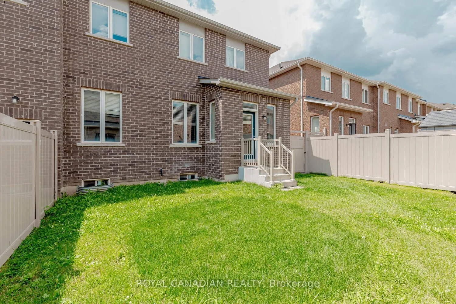 1467 Pratt Heights