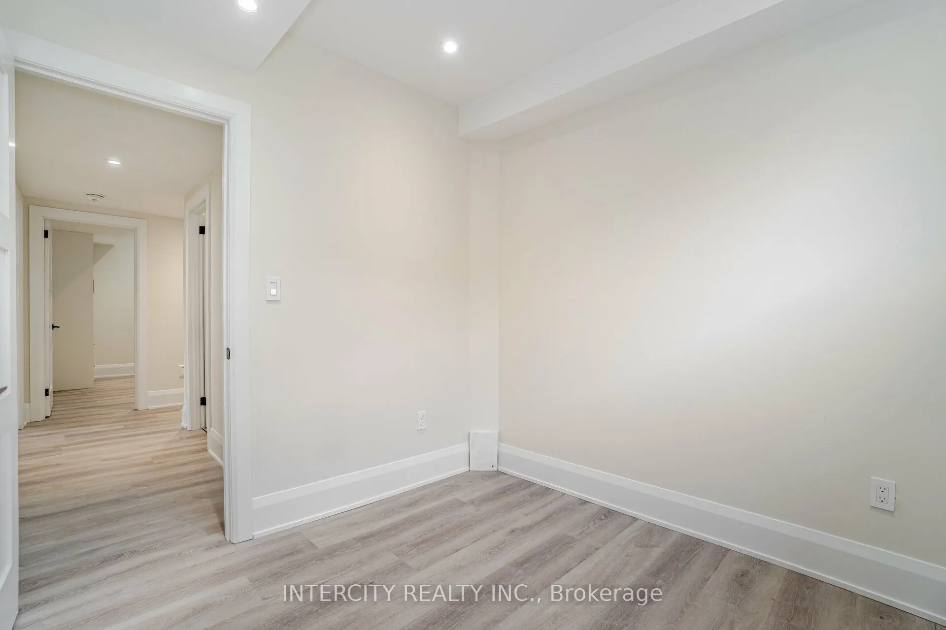 23 Lockheed Boulevard S