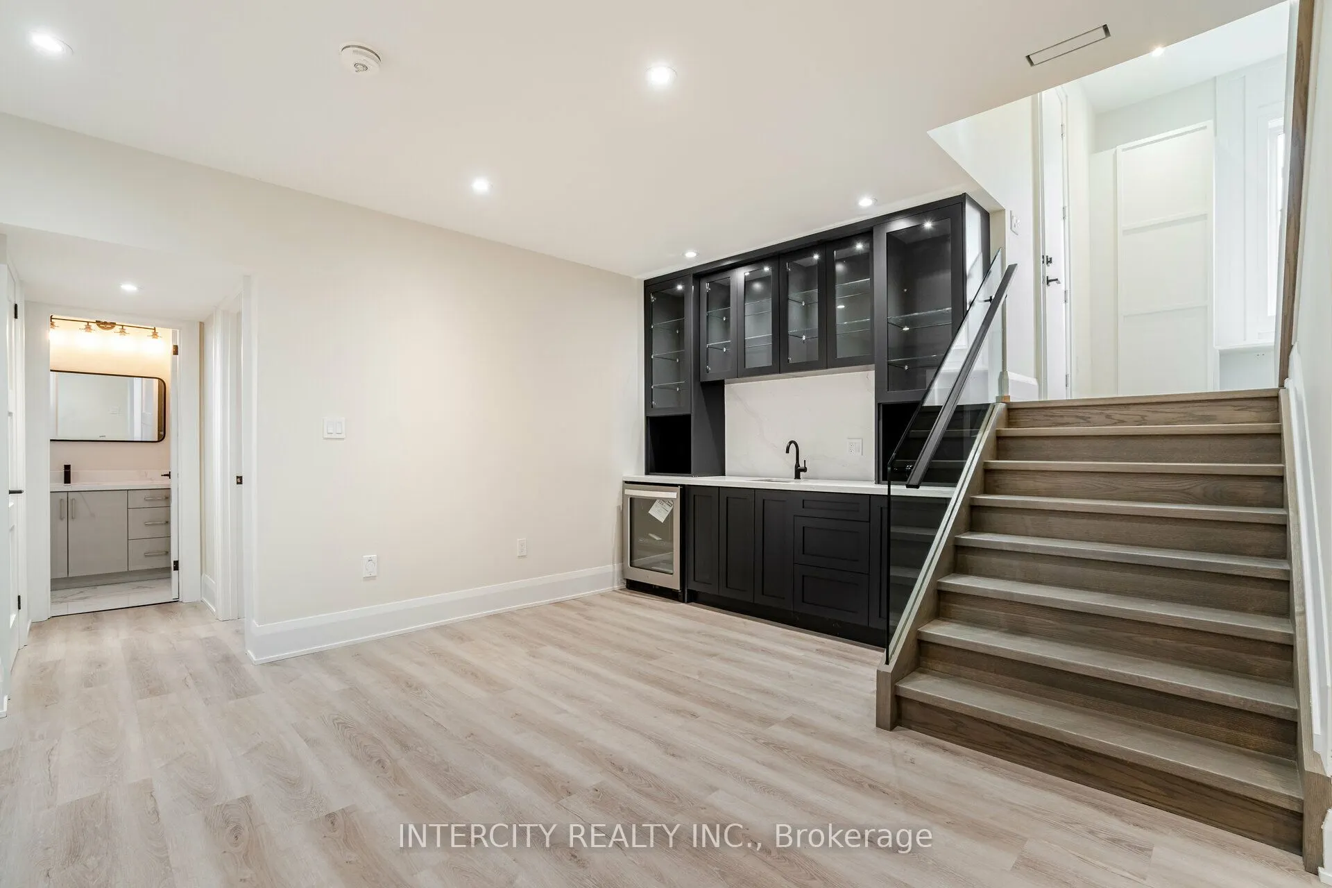 23 Lockheed Boulevard S