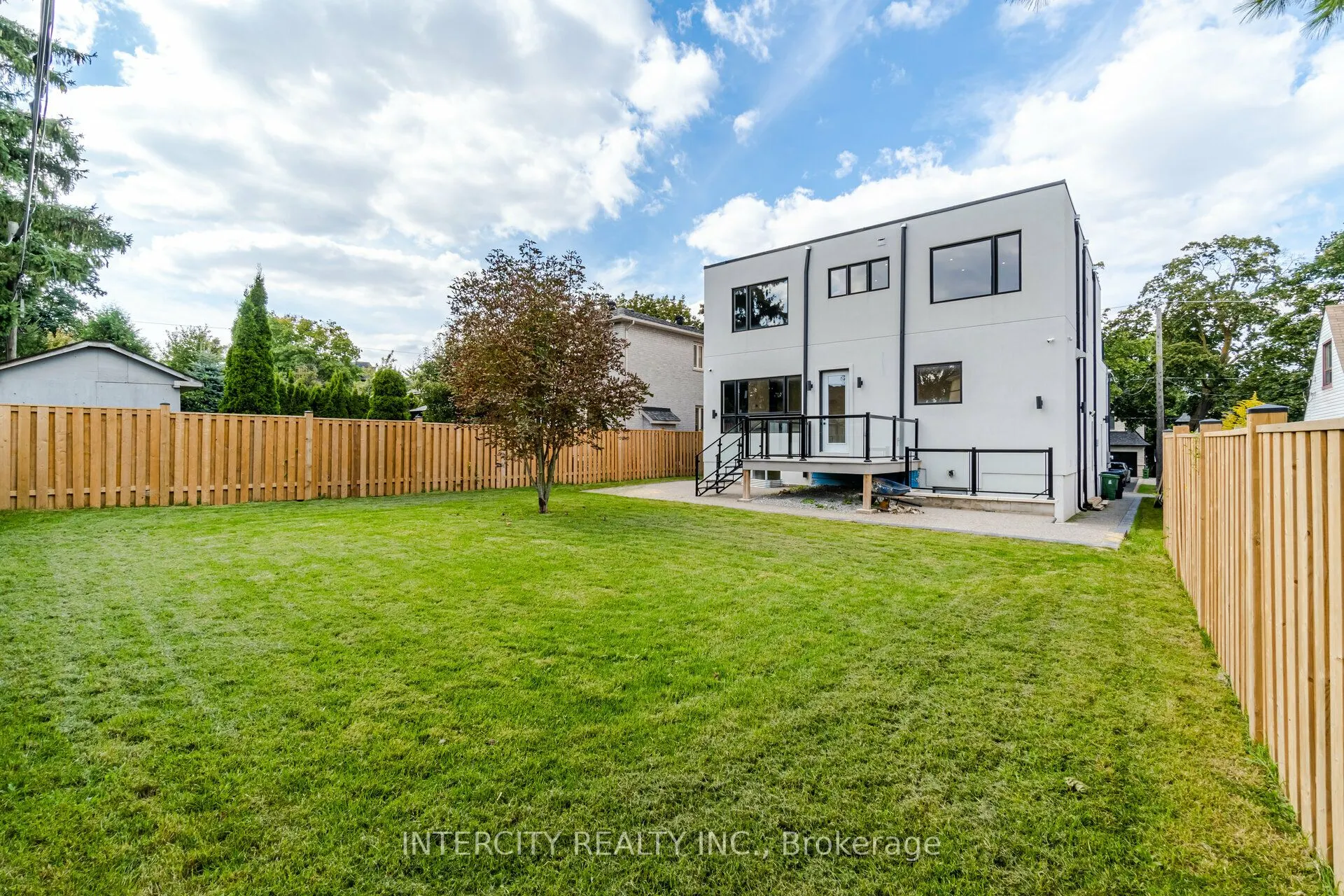 23 Lockheed Boulevard S