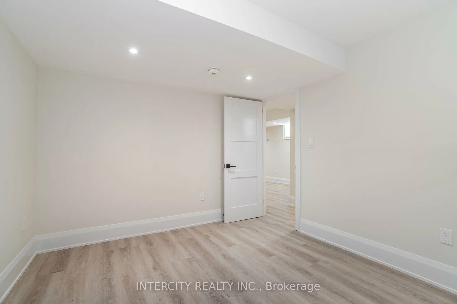 23 Lockheed Boulevard S