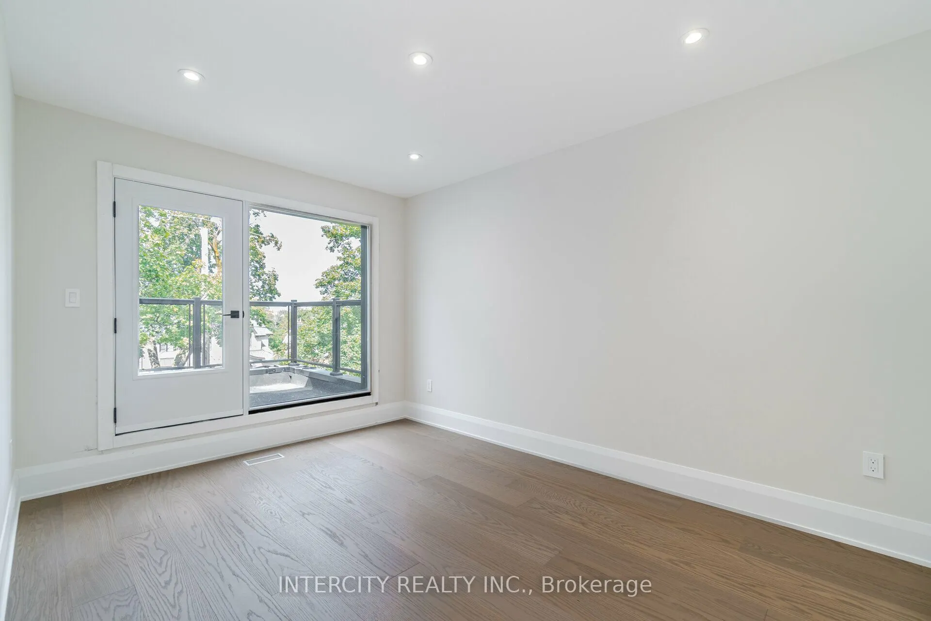 23 Lockheed Boulevard S