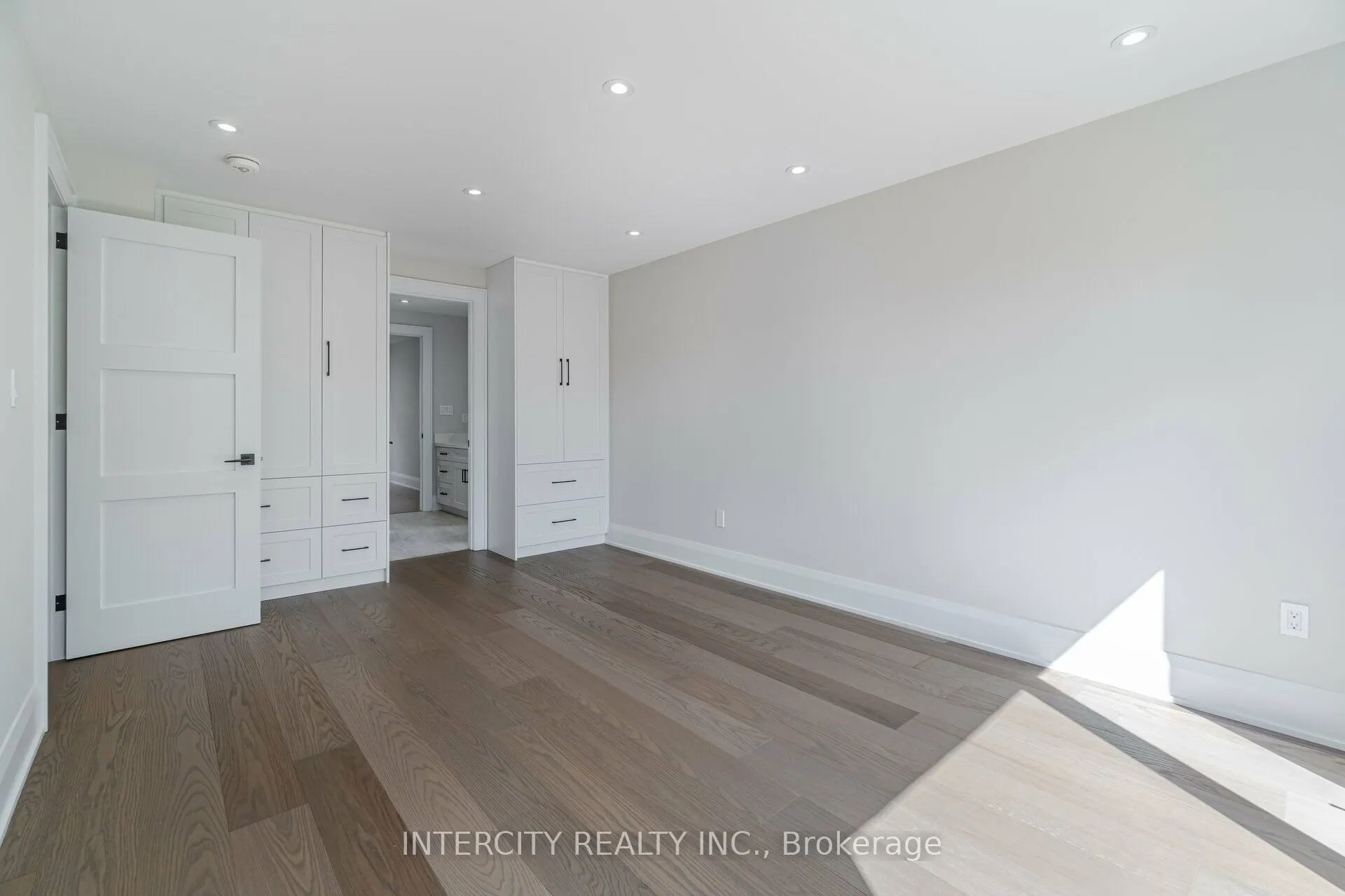 23 Lockheed Boulevard S
