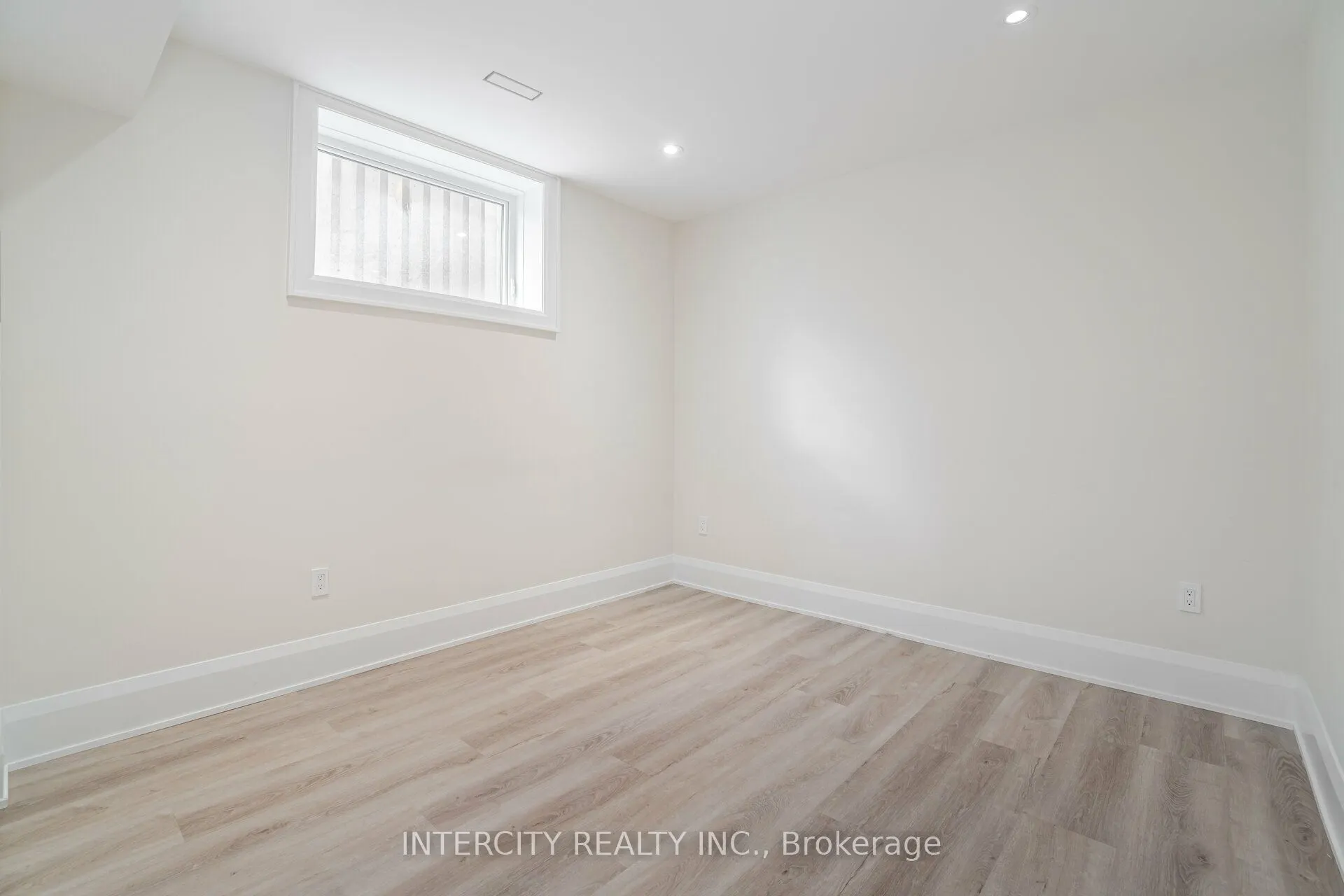 23 Lockheed Boulevard S